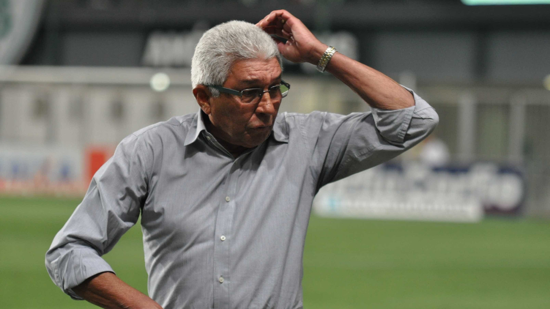 Após queda, América-MG renova contrato do técnico Givanildo Oliveira