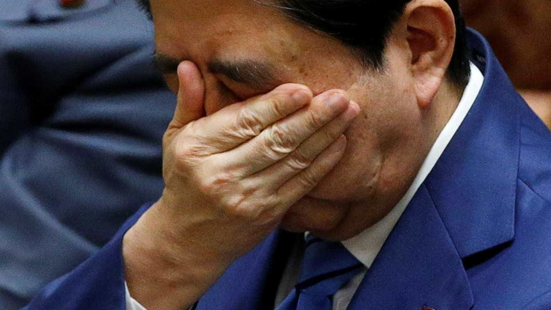 Após acusações de corrupção, japoneses pedem a renúncia de premiê