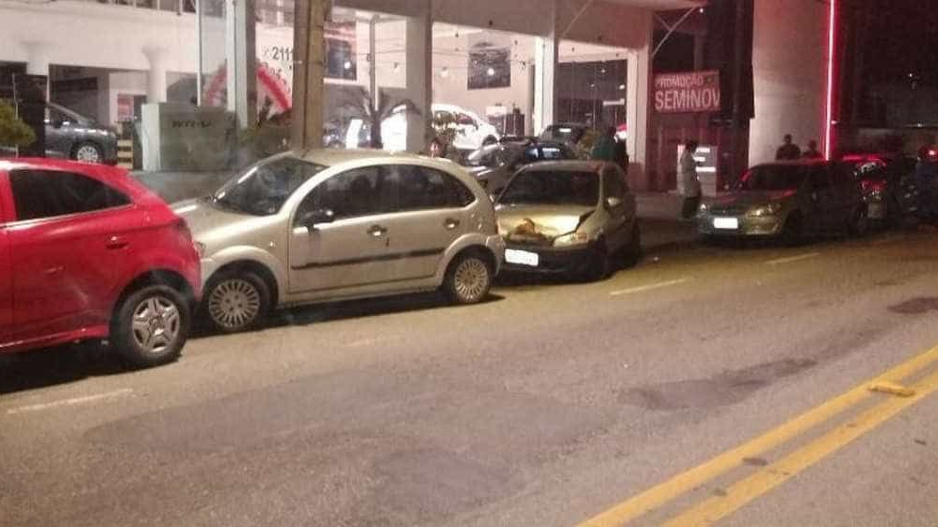 Motorista embriagado bate em 6 carros parados e é preso