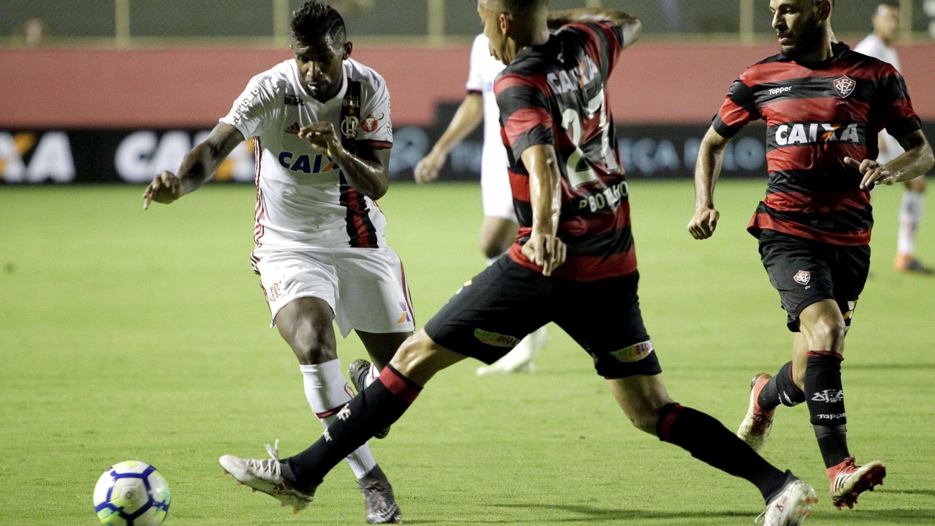 CBF afasta trio de árbitros após erros em Vitória x Flamengo