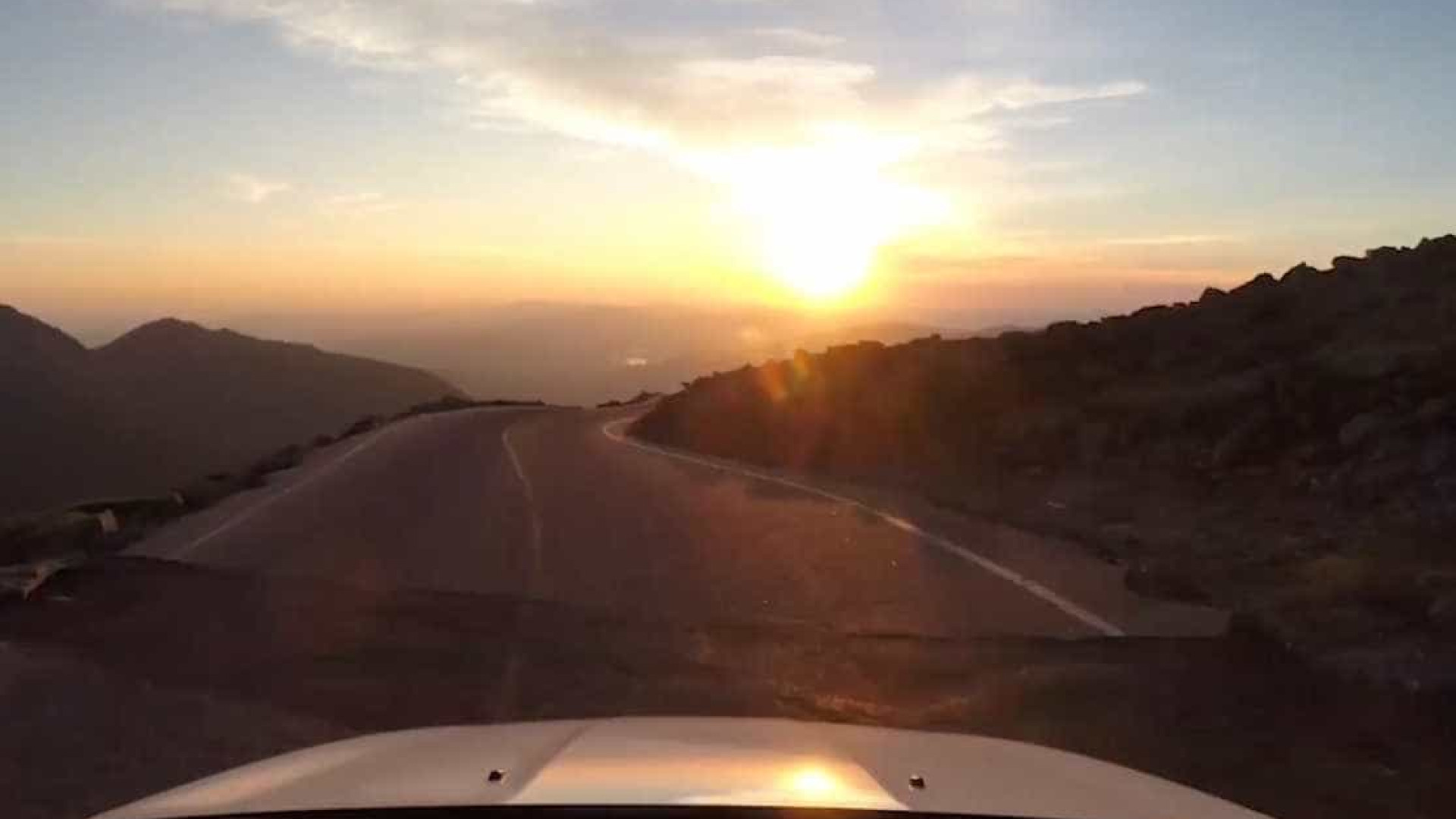 Estrada montanhosa nos EUA tem cenário espetacular