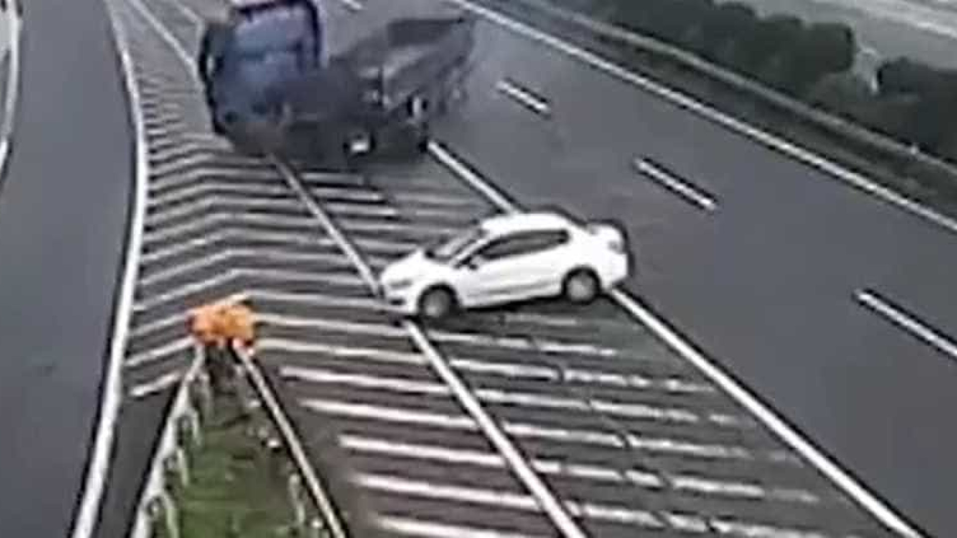 Motorista provoca dois acidentes e foge sem prestar socorro