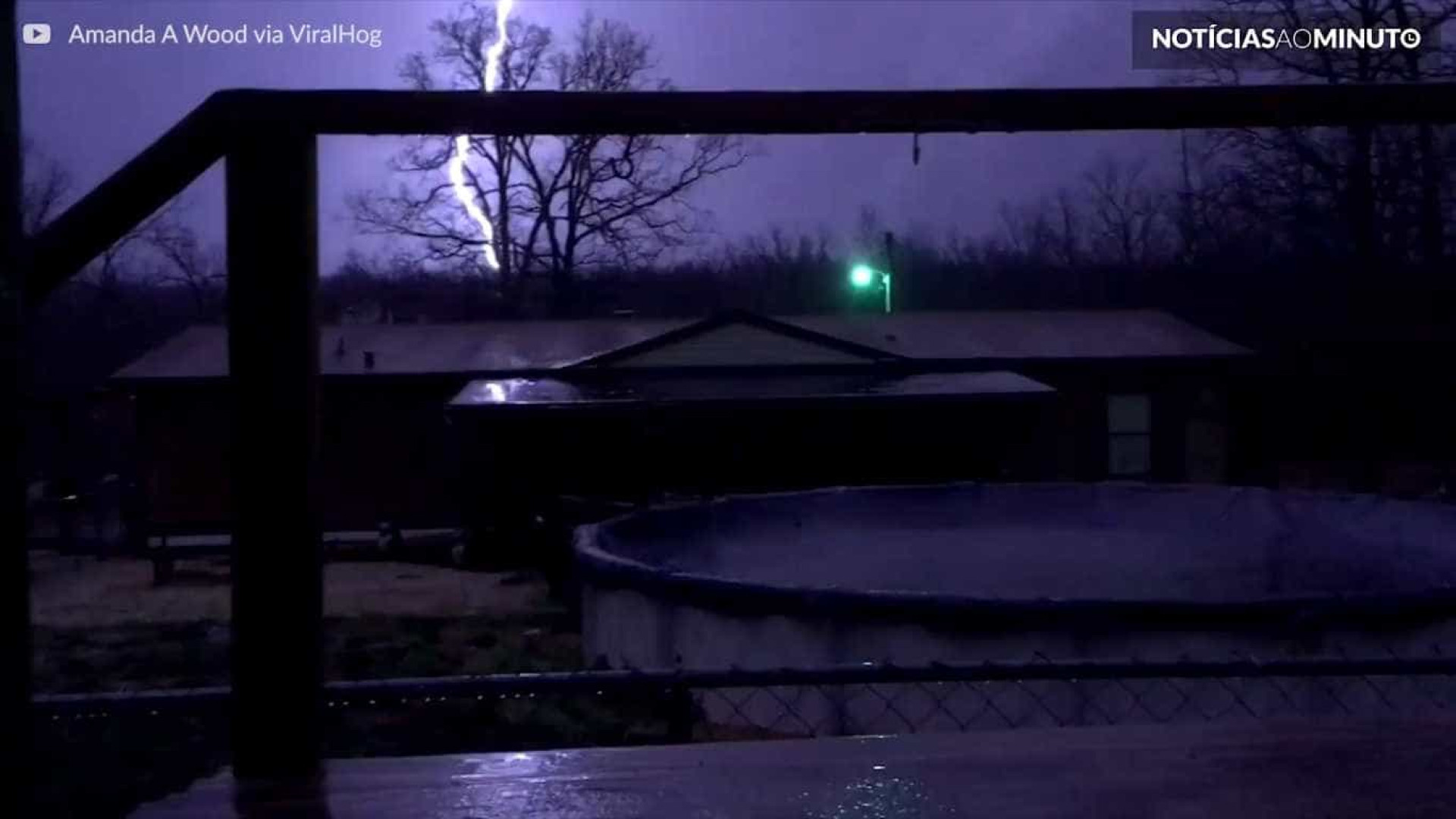 Relâmpago impressionante é filmado durante tempestade nos EUA