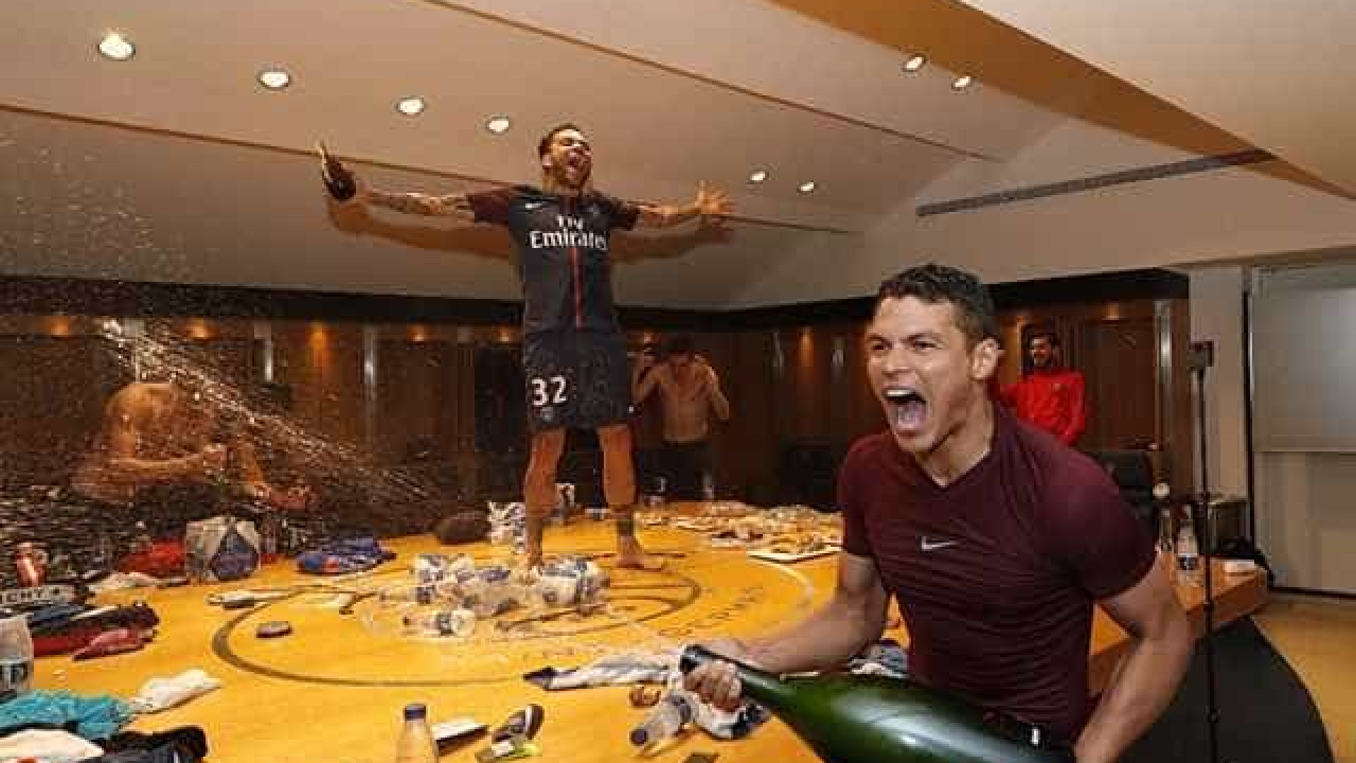 Thiago Silva toma ‘banho’ de espumante após faturar título francês