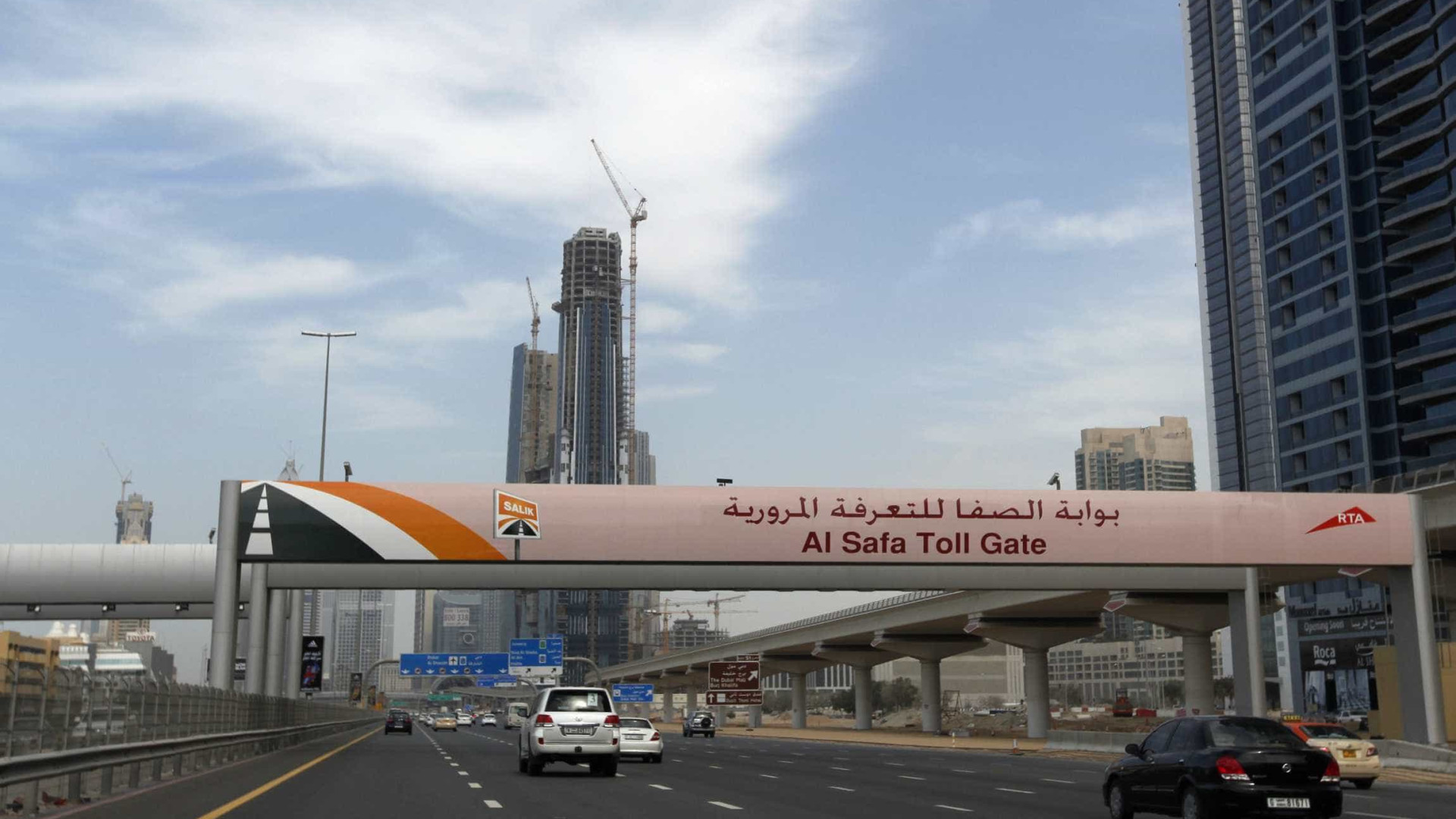 Dubai testa placas digitais que avisam se o veículo for roubado