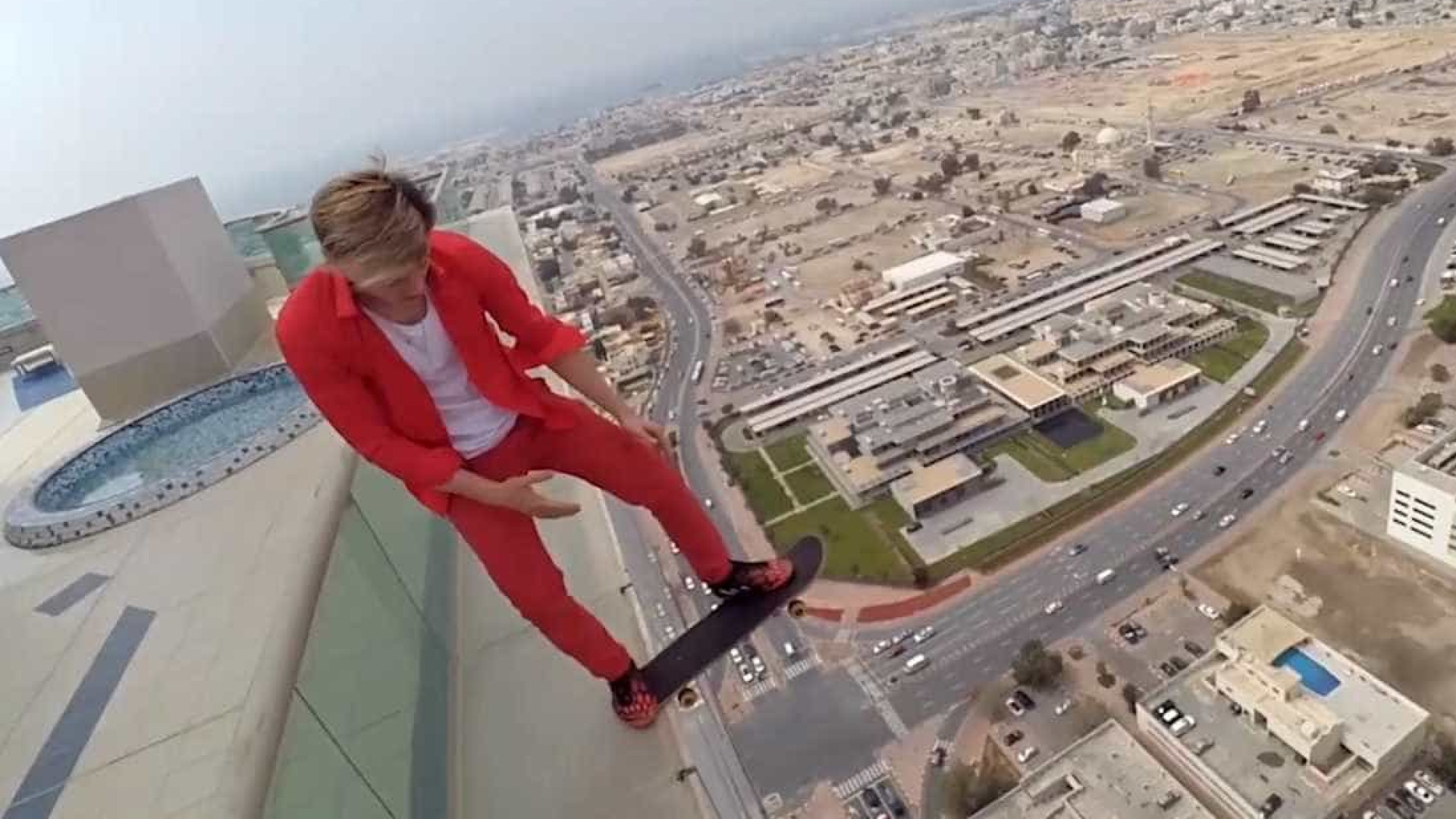 Jovem faz acrobacias arrepiantes em arranha-céu de Dubai
