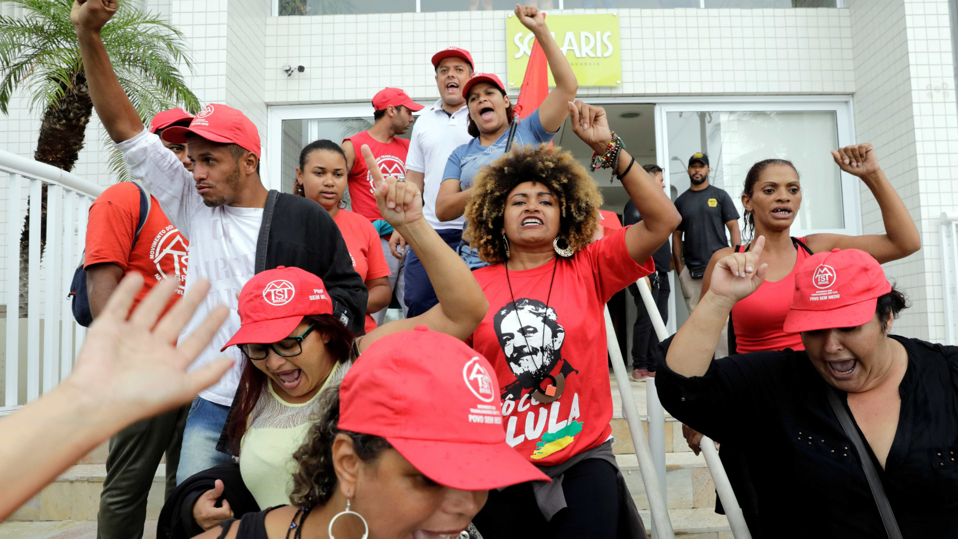 Manifestantes desocupam triplex atribuído a Lula após pedido da PM