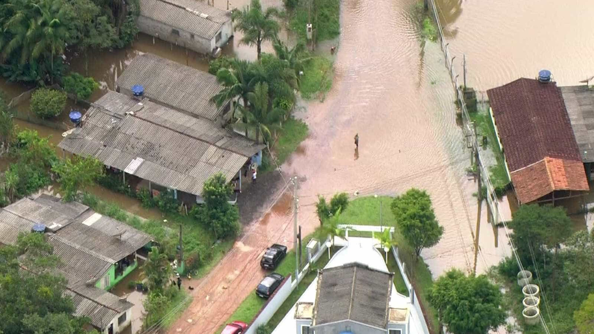 Rio transborda e deixa pessoas ilhadas na Grande São Paulo