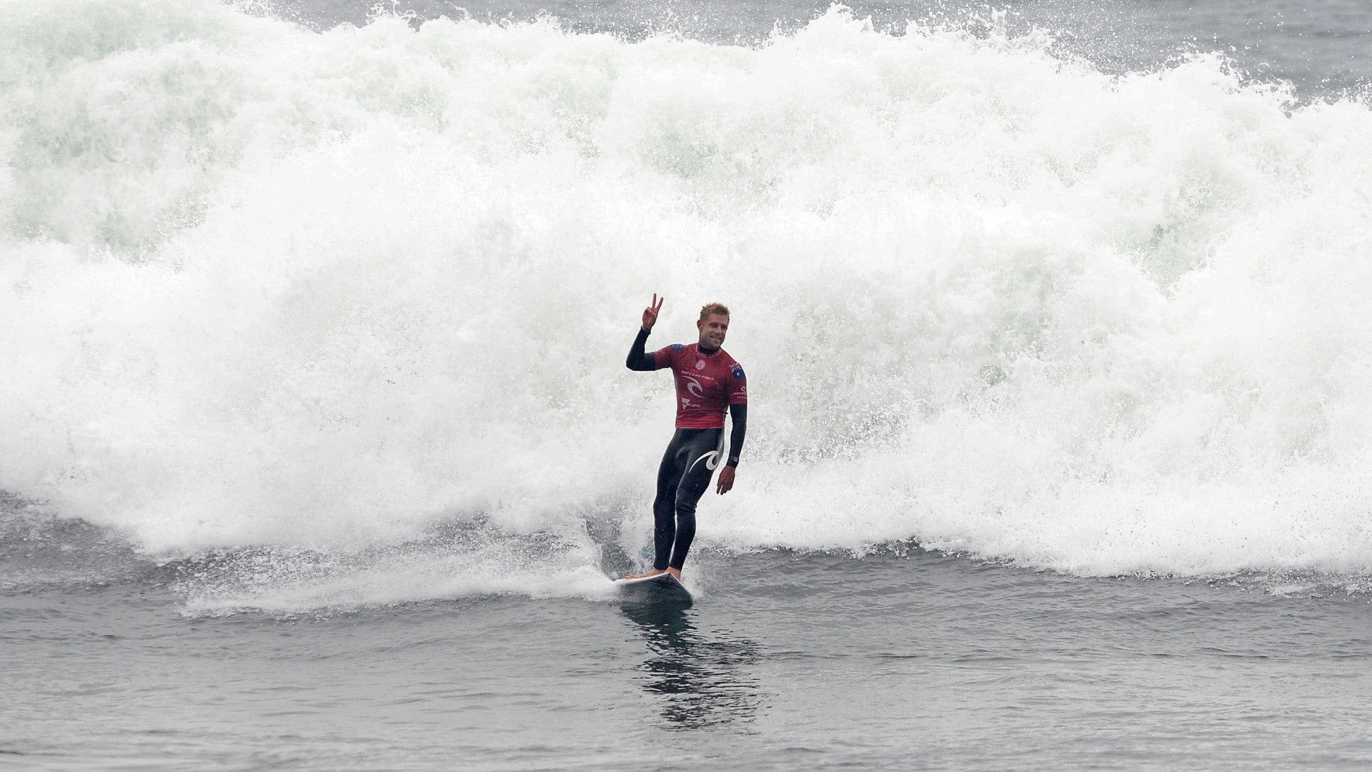 Ataques de tubarão adiam etapa do Circuito Mundial de Surfe