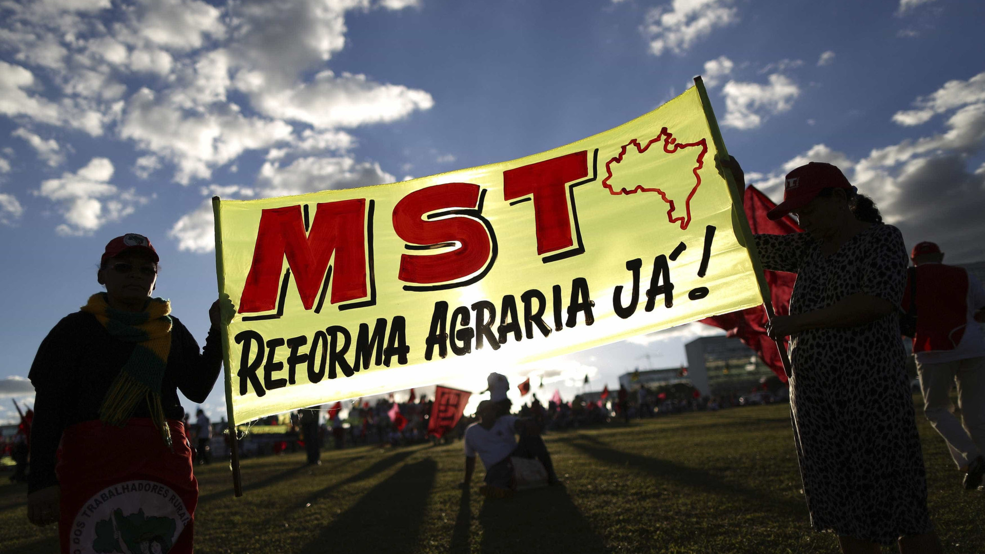 MST ocupa fazenda de Oscar Maroni, conhecido como 'magnata do sexo'