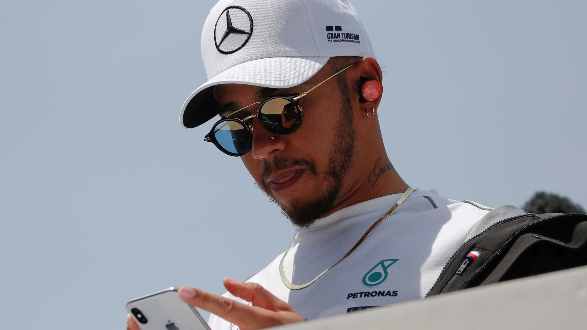 Hamilton sobre tentar socar rival: 'Não devia ter me segurado'