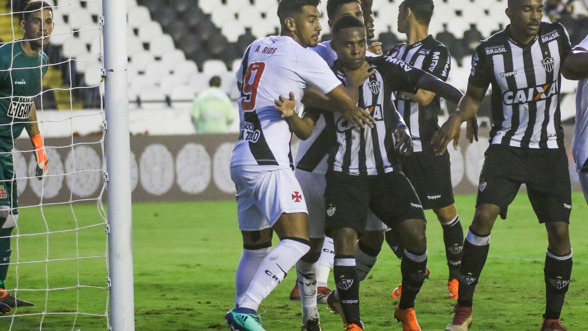 Último grande reforço do Atlético-MG, Elias segue questionado