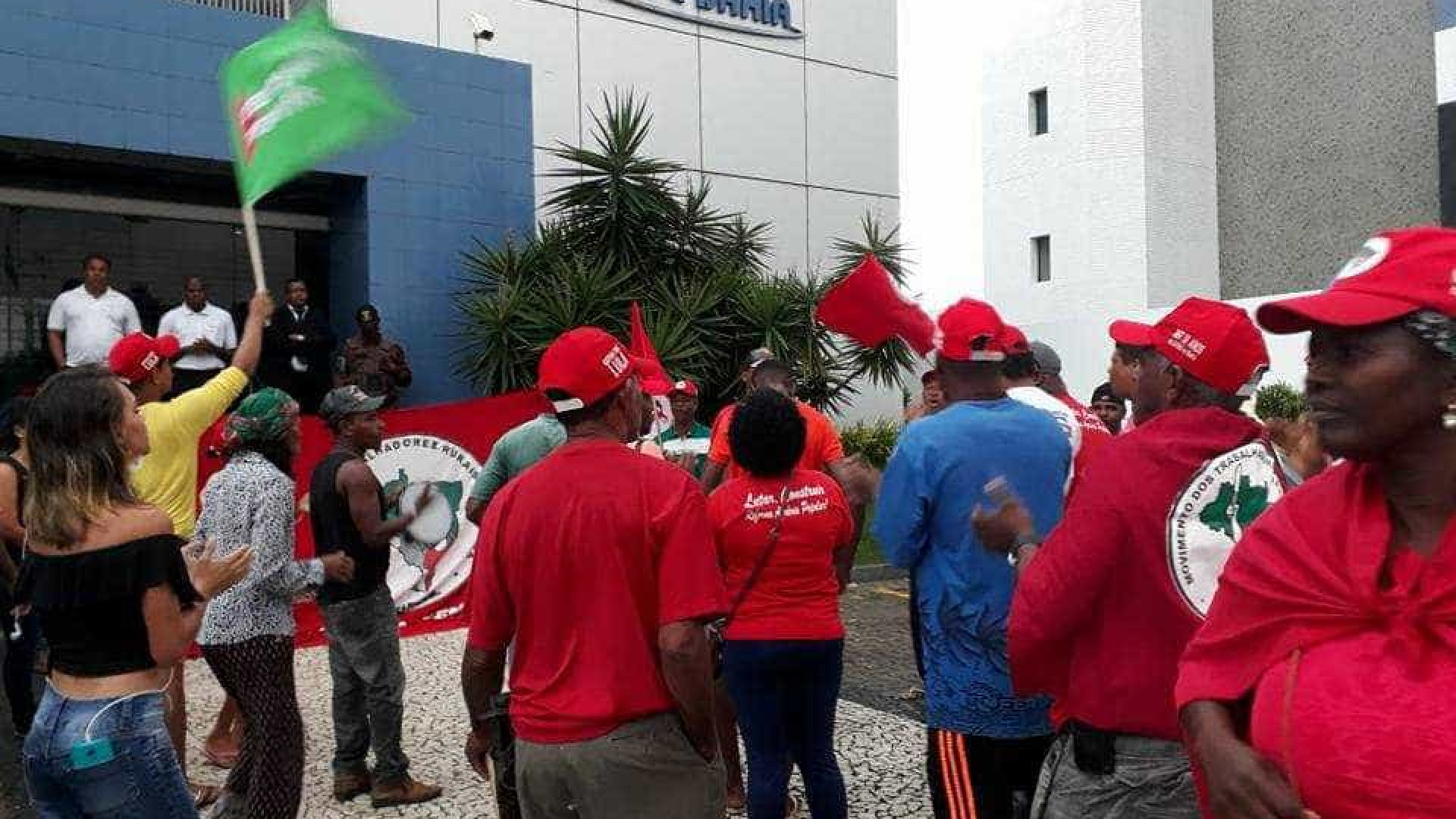 MST invade sede de afiliada da Globo na Bahia e fazenda de empresário