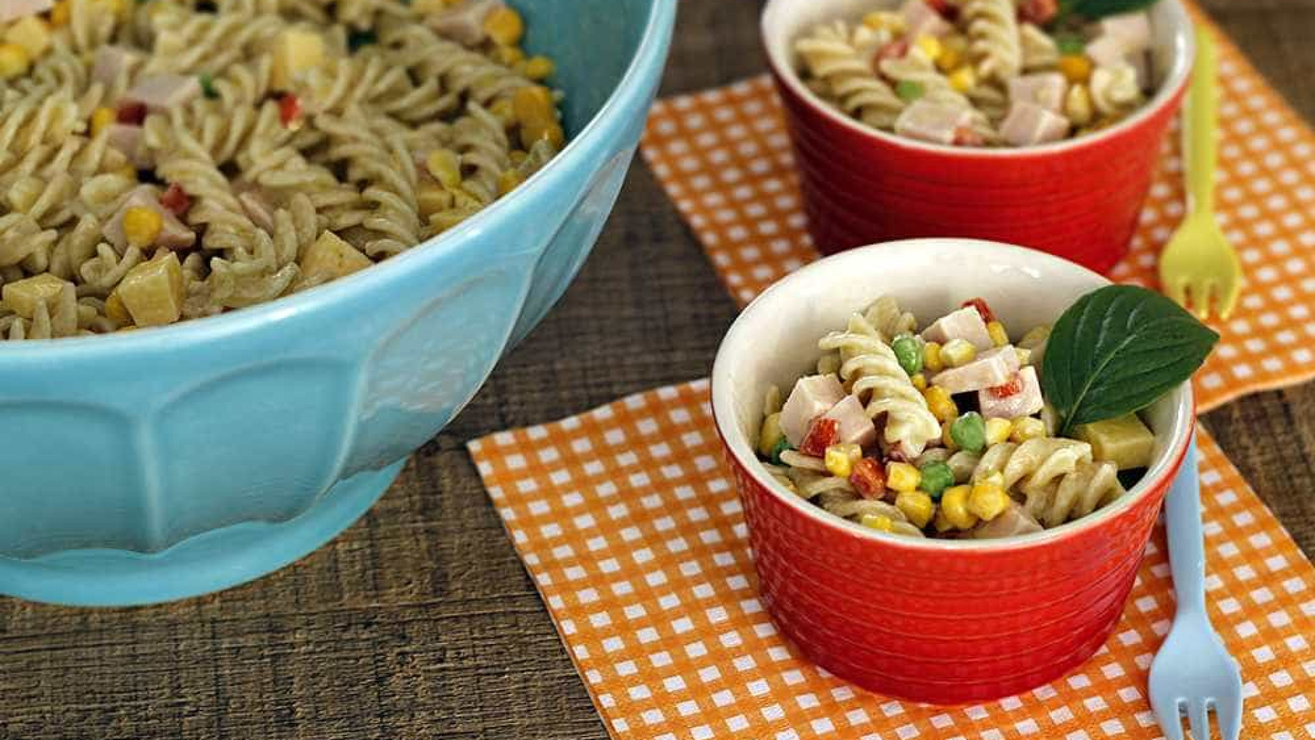 Aprenda 2 receitas simples de salada de macarrão