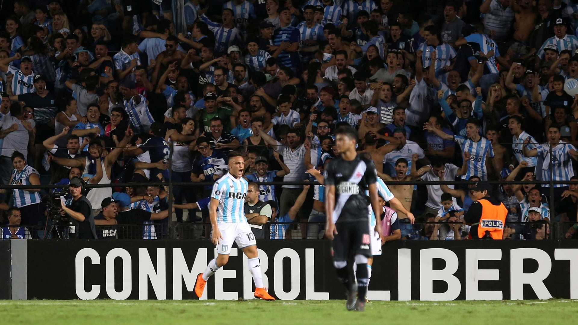 Racing diz que investigará racistas; Vasco elogia atitude do clube