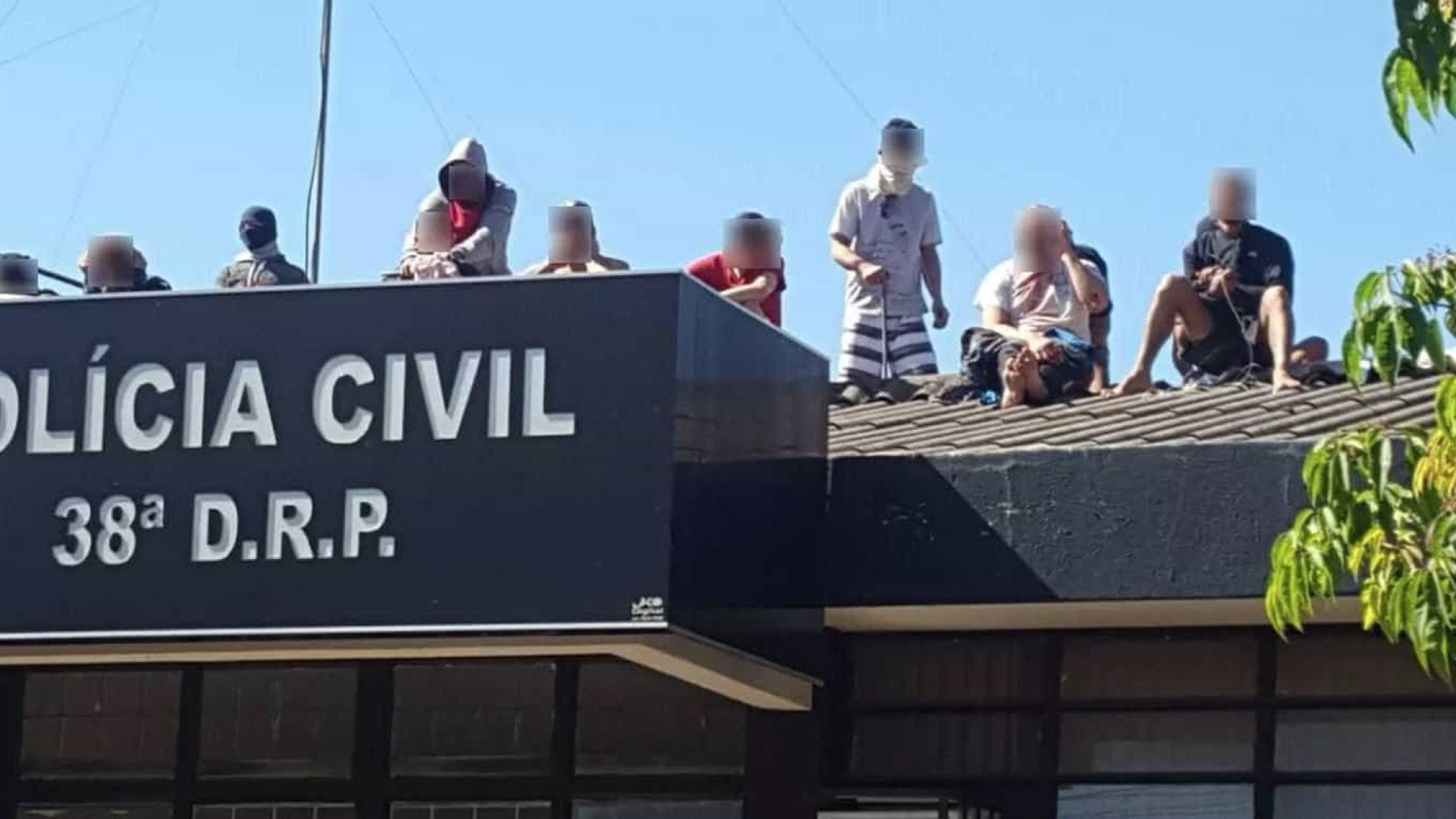 Presos fazem reféns durante rebelião em cadeia no Paraná