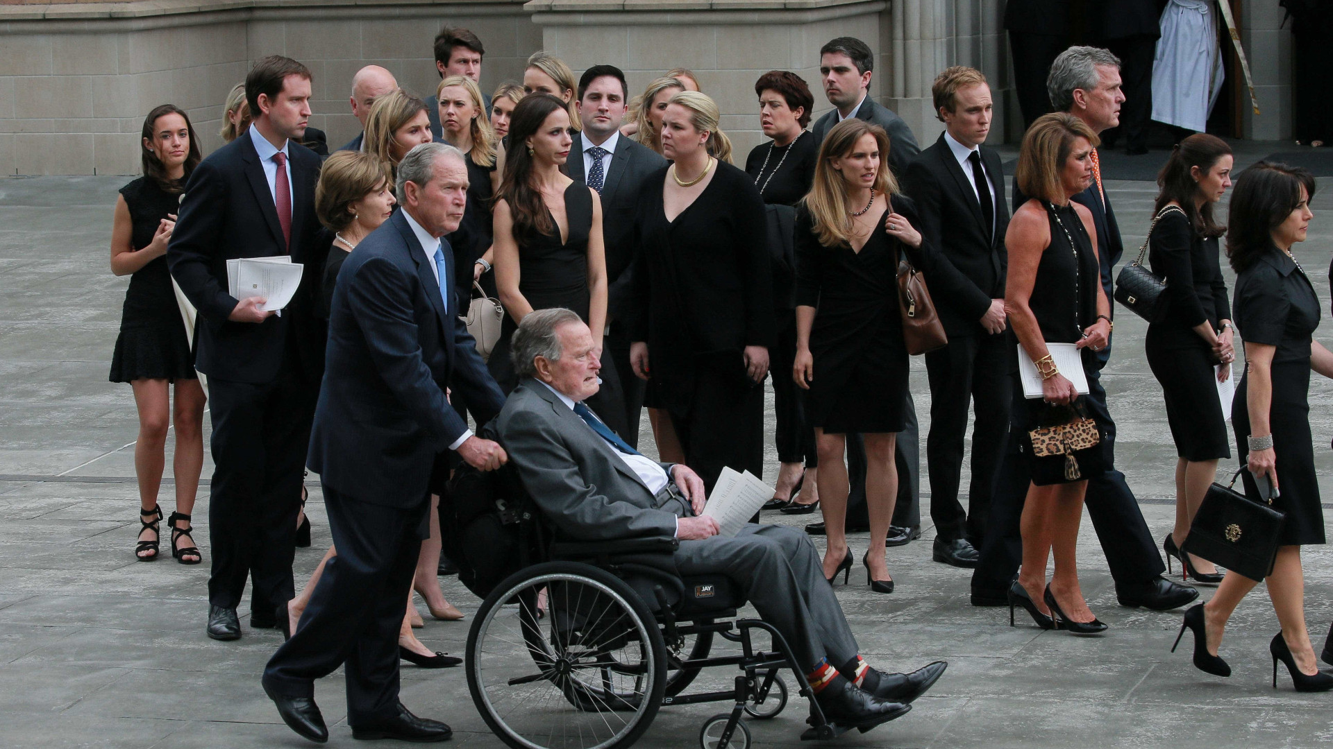 Ex-presidente George Bush é hospitalizado após funeral da esposa