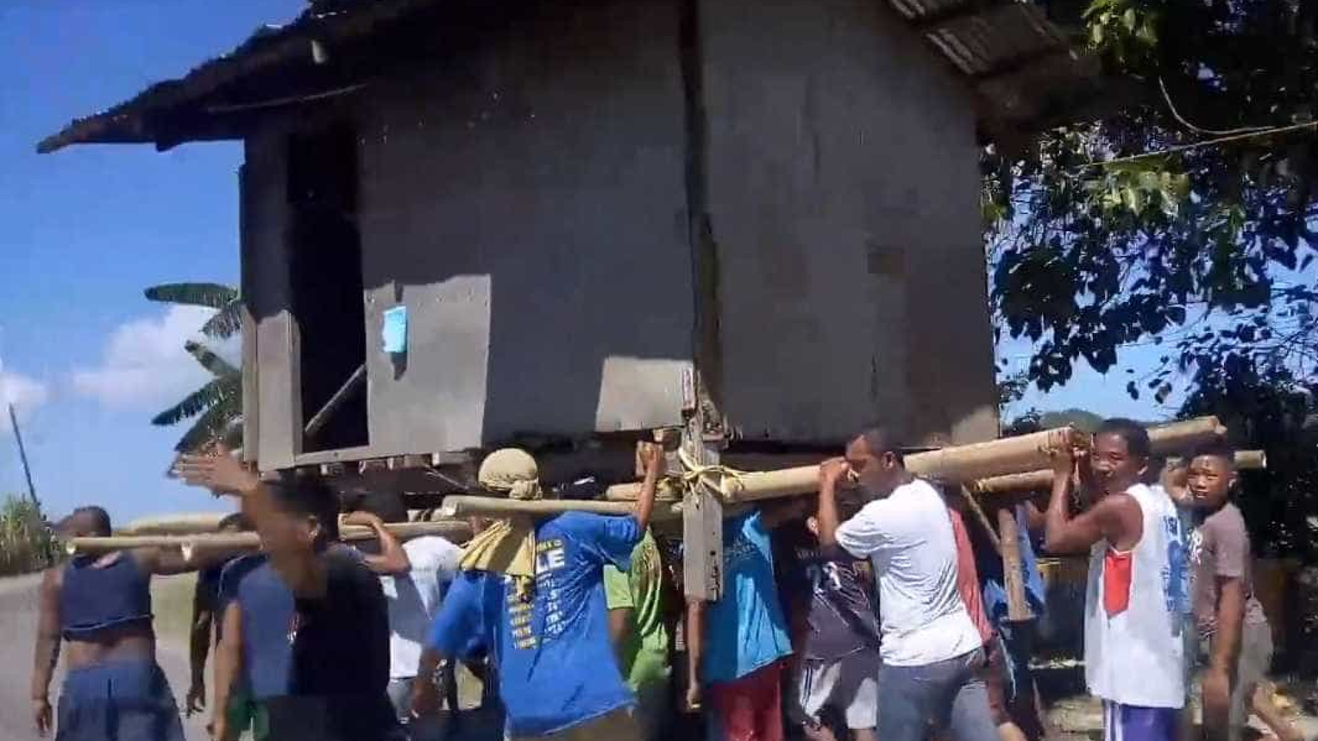 Comunidade se reúne para mudar casa de lugar nas Filipinas