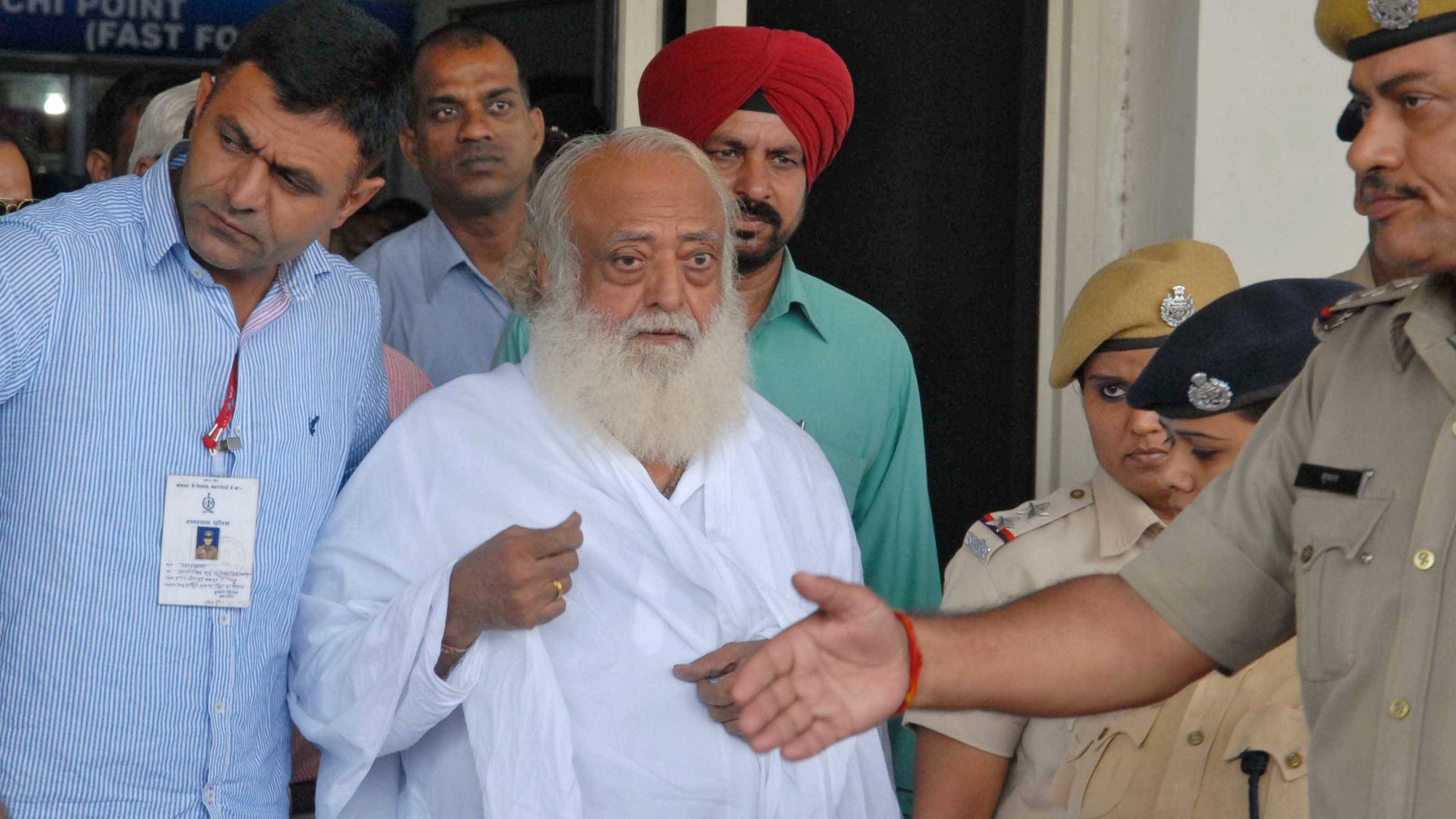 Guru indiano é condenado à prisão perpétua por estupro
