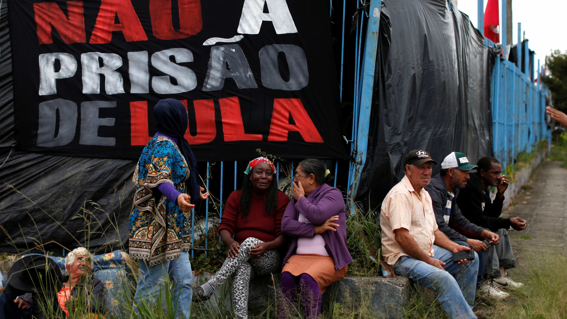 Um mês depois da prisão de Lula, vigília diminui e tensão aumenta