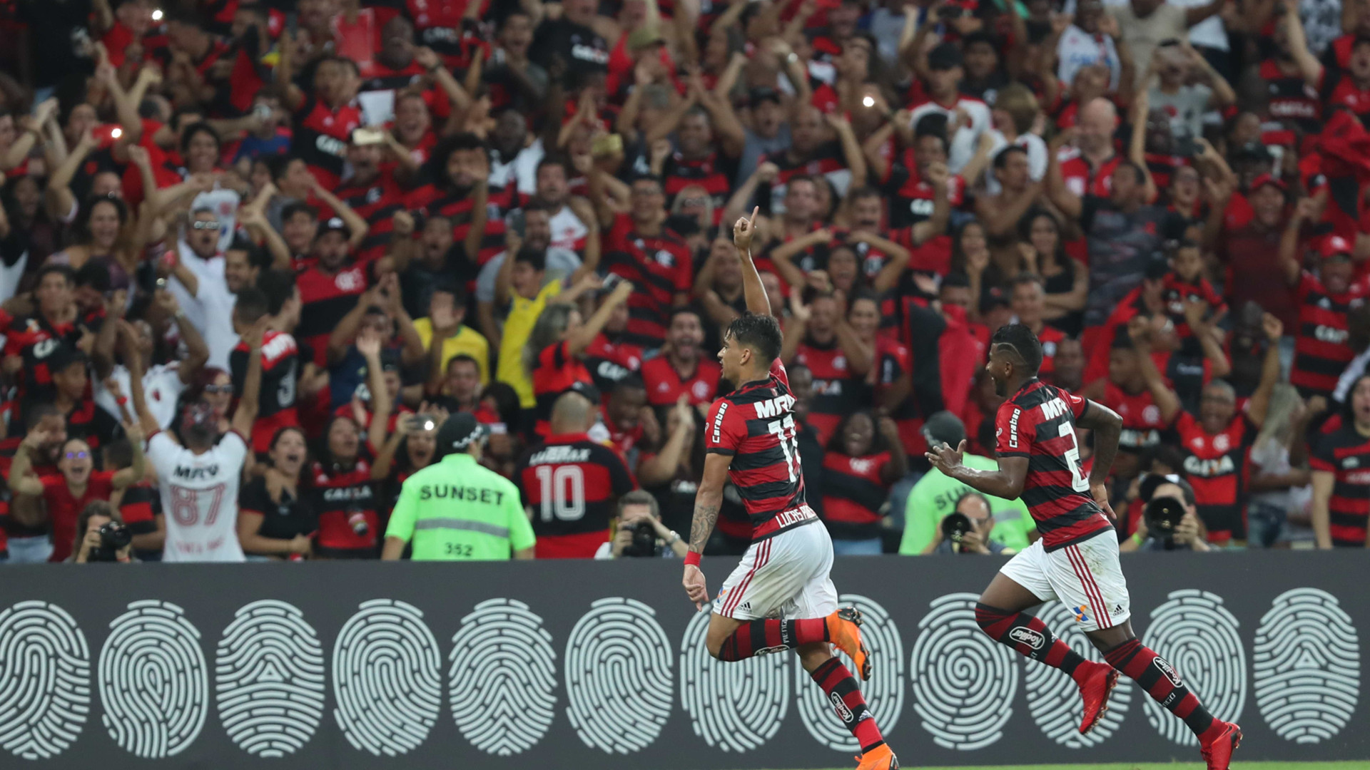 Com Guerrero em campo, Flamengo vence o Inter e lidera o BrasileirÃ£o