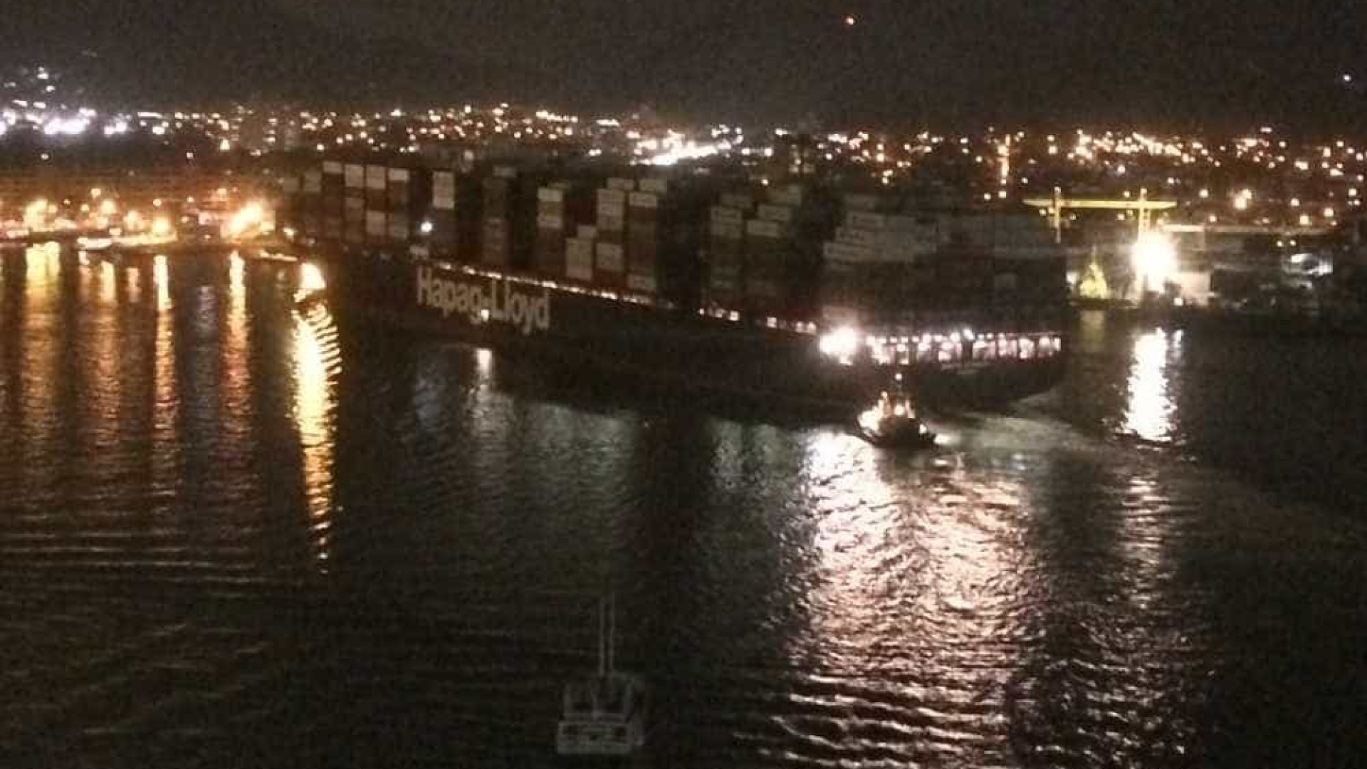 Navio desgovernado atinge três balsas no Porto de Santos