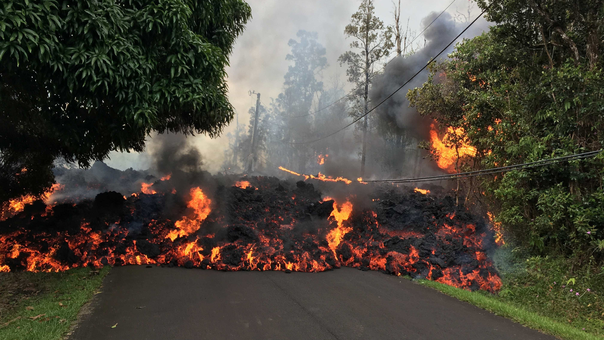 Imagens aéreas mostram avanço da lava do vulcão Kilauea no Havaí