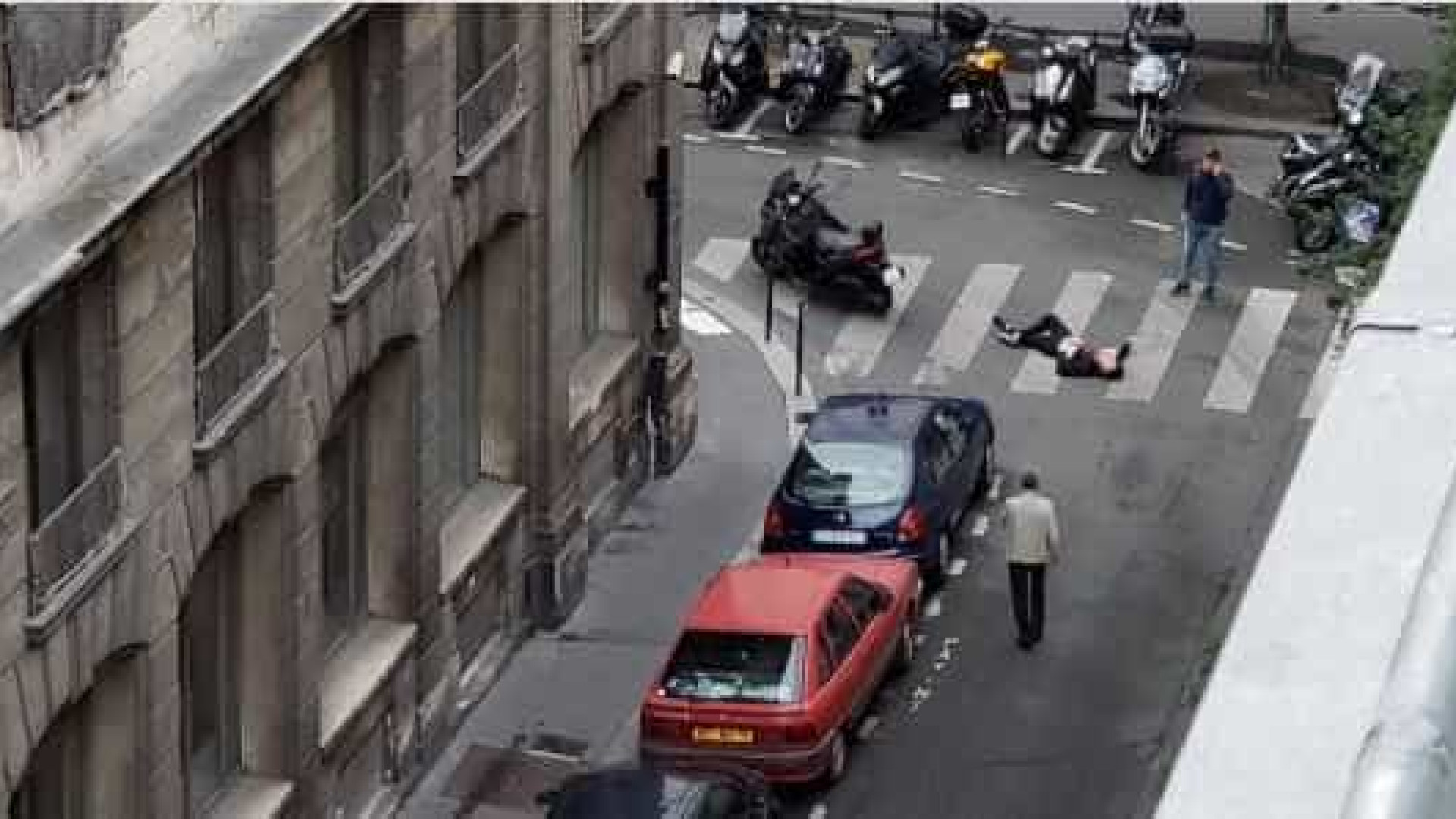 Homem é morto pela polícia após esfaquear pessoas em rua de Paris