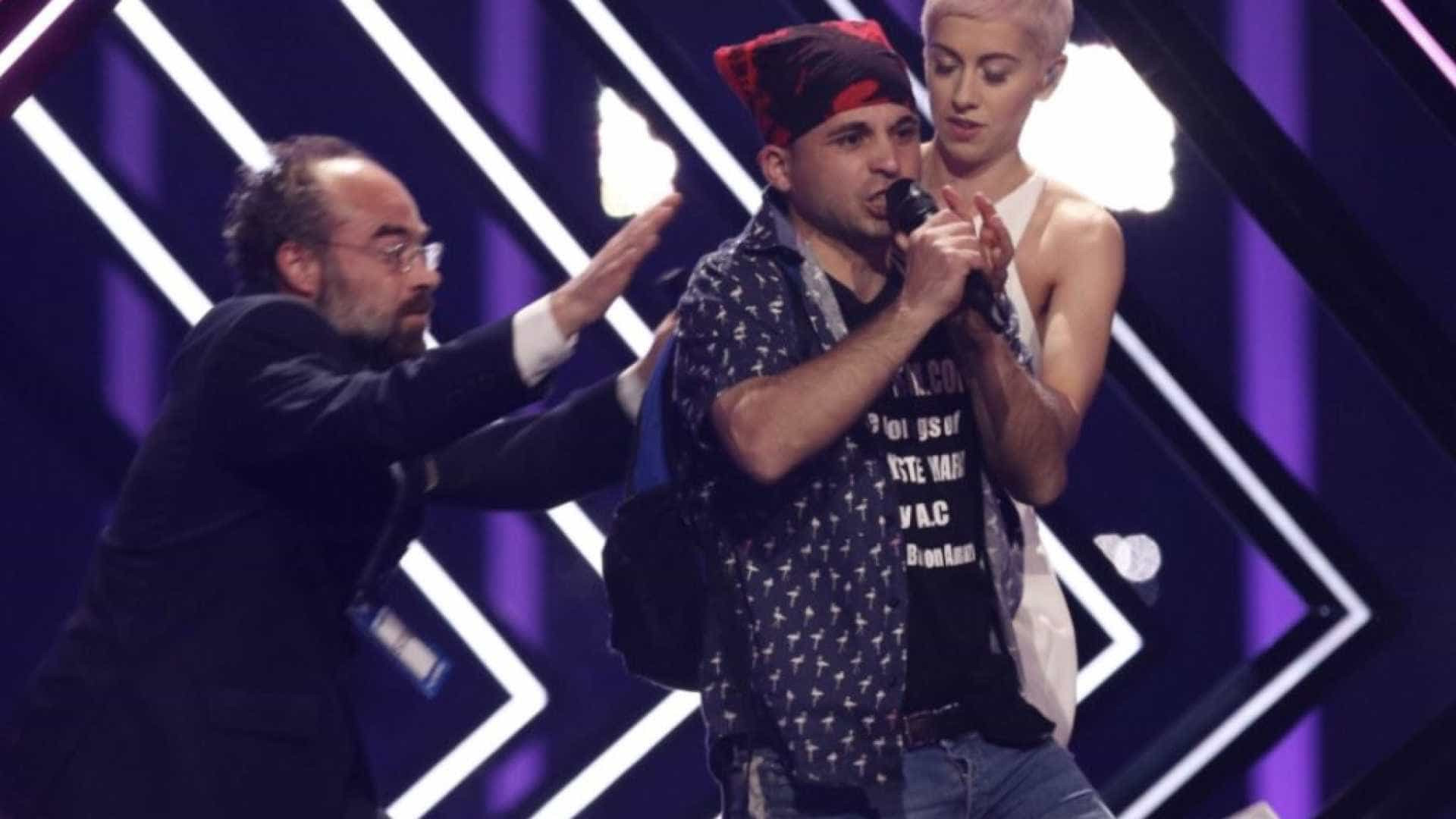 Eurovisão homem invade palco em protesto contra o Brexit