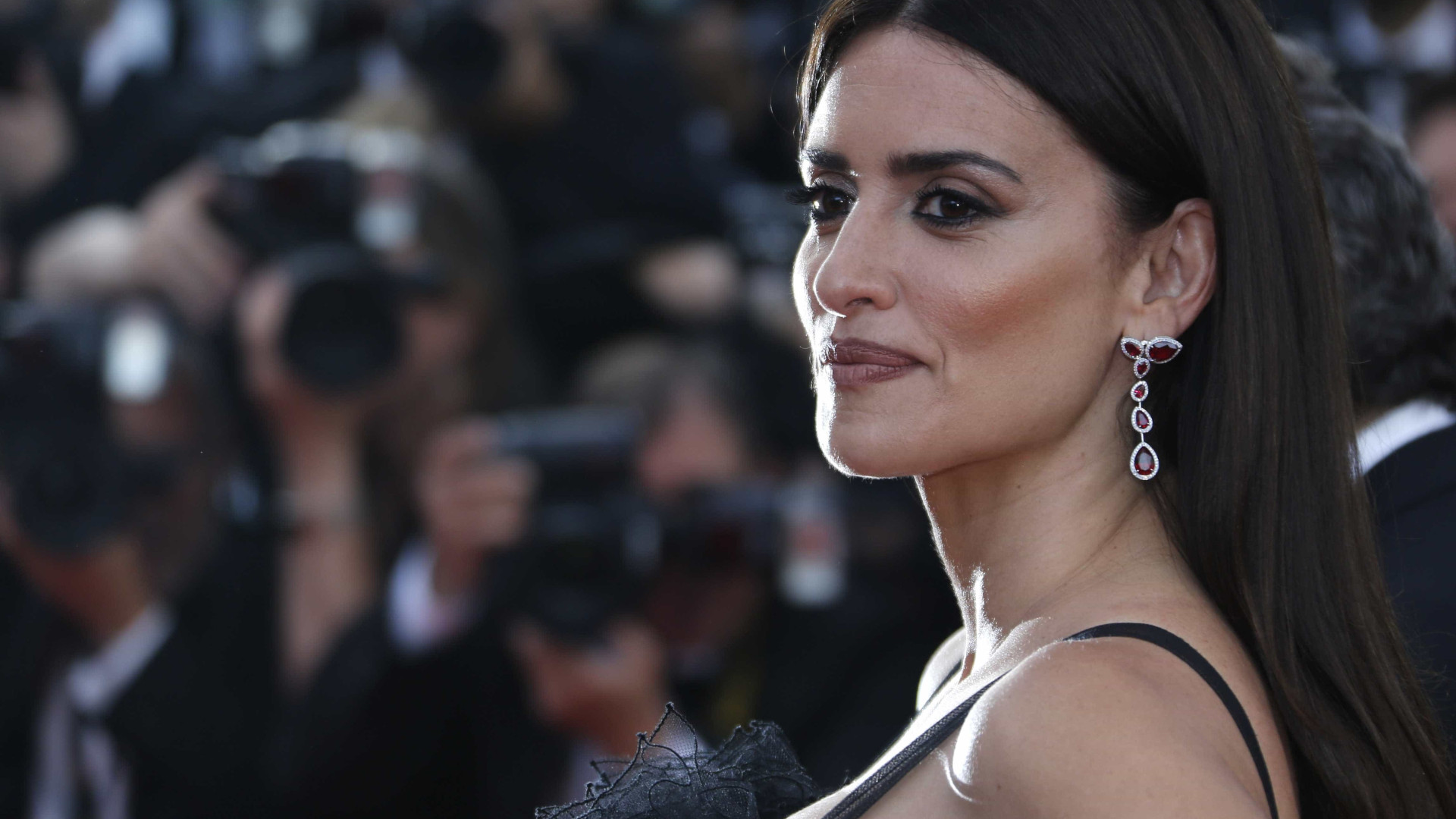 Penelope Cruz mostra preview de coleção de jóias em Cannes