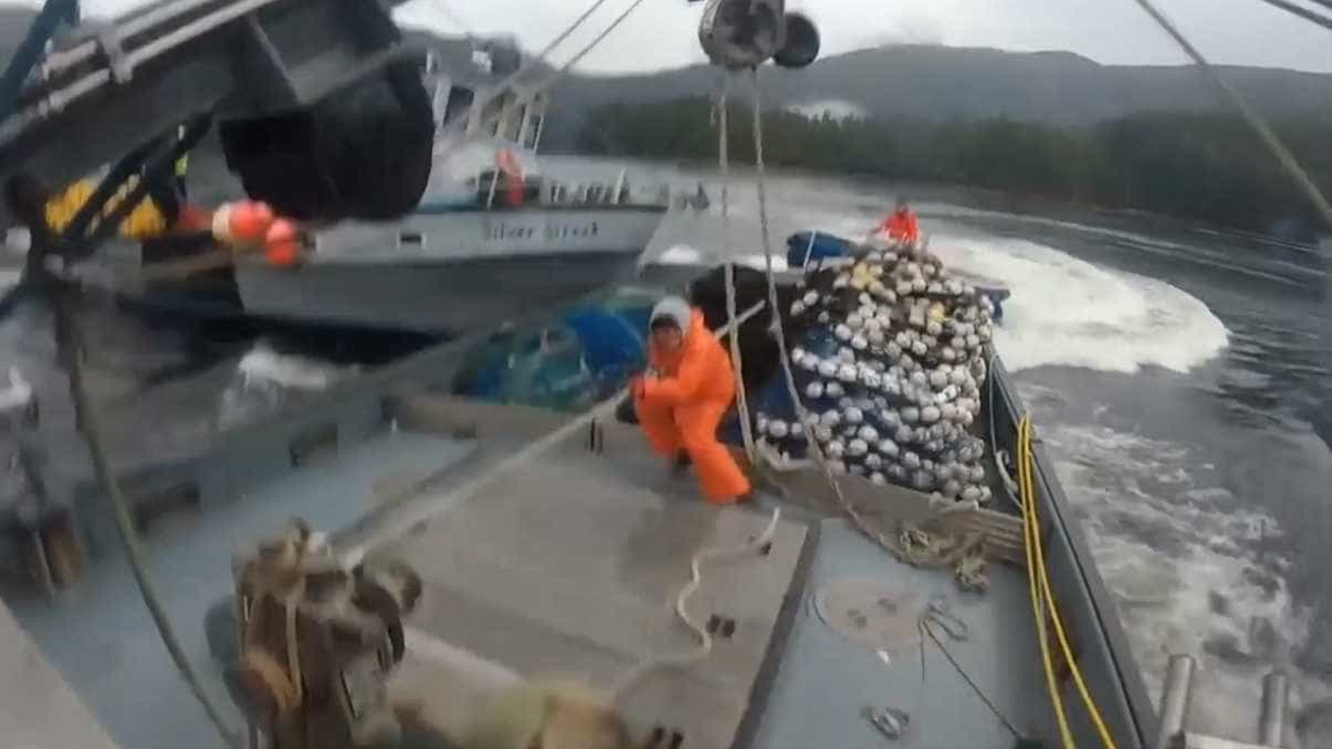 Acidente violento entre navios de pesca no Alasca