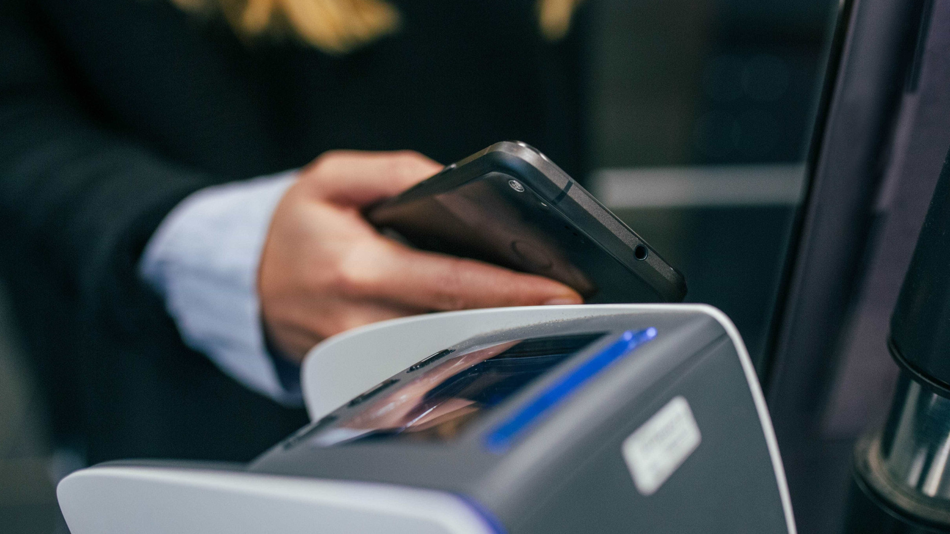 Brasileiros usam cada vez mais canais eletrônicos para transações