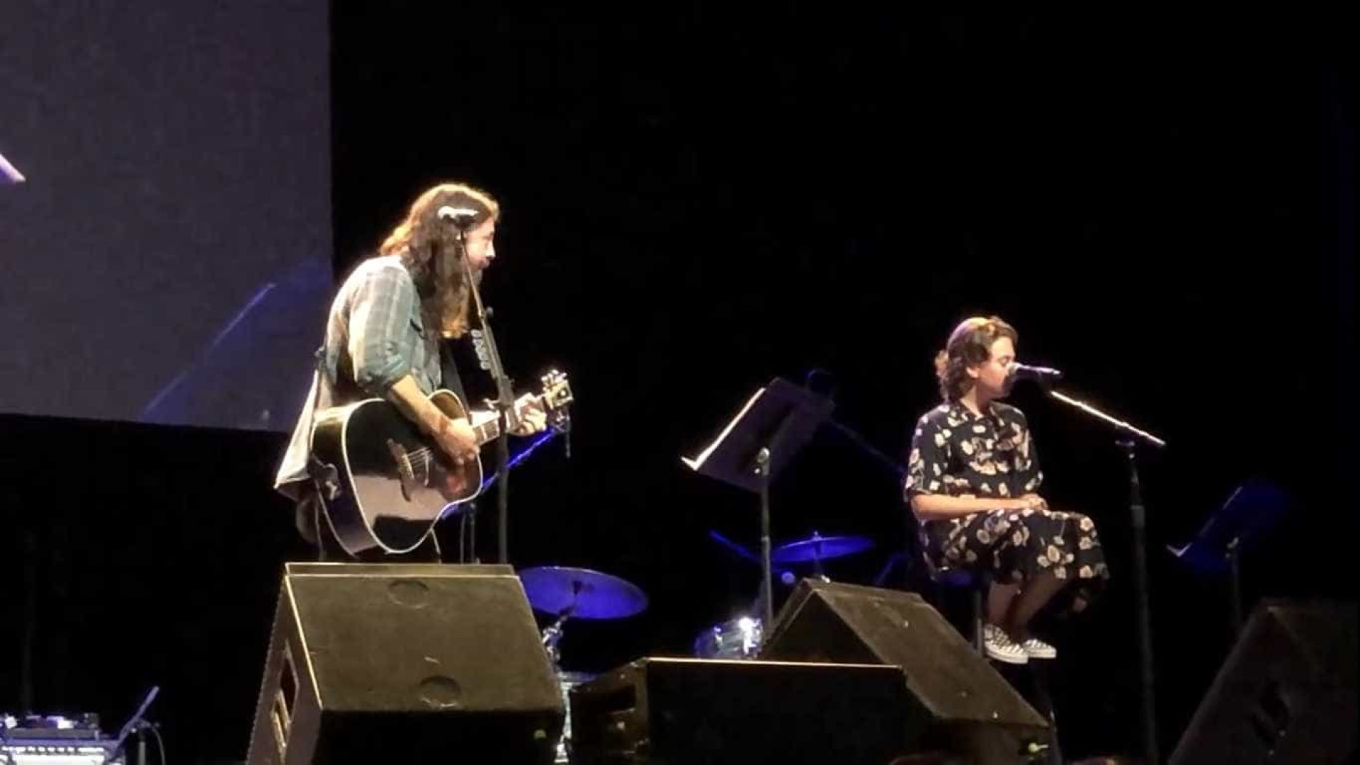 Filha de 12 anos de Dave Grohl canta música de Adele com o pai