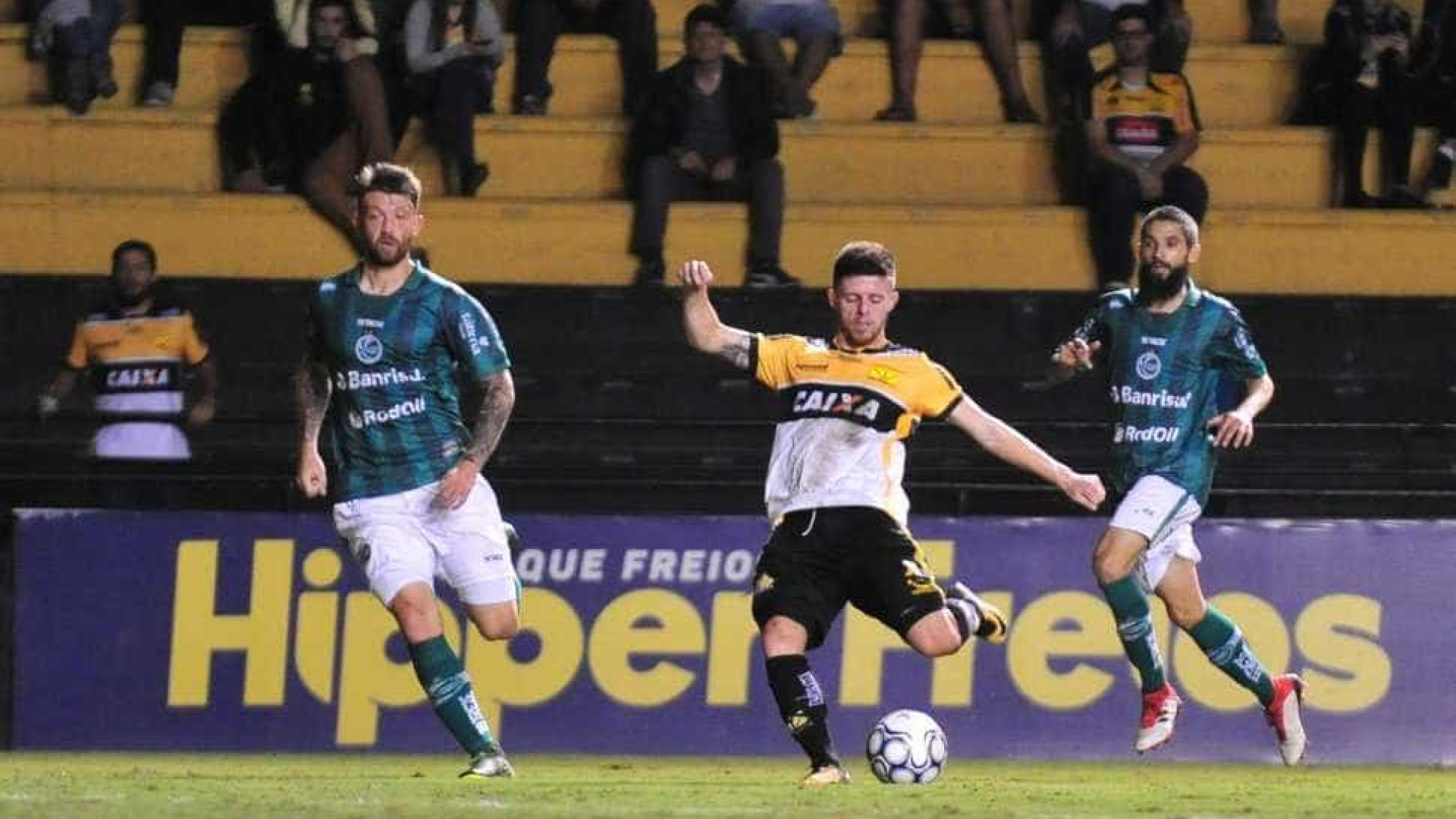 Criciúma chega a 6 jogos sem vencer; torcida destrói carro de atleta