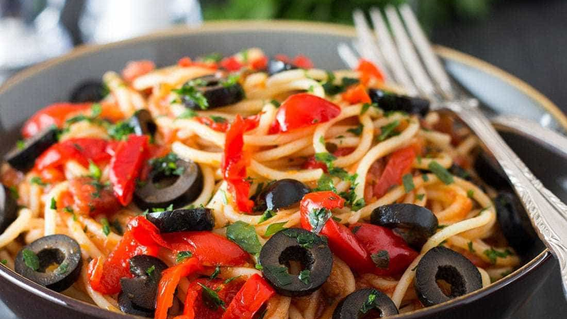 Prepare um spaghetti alla puttanesca