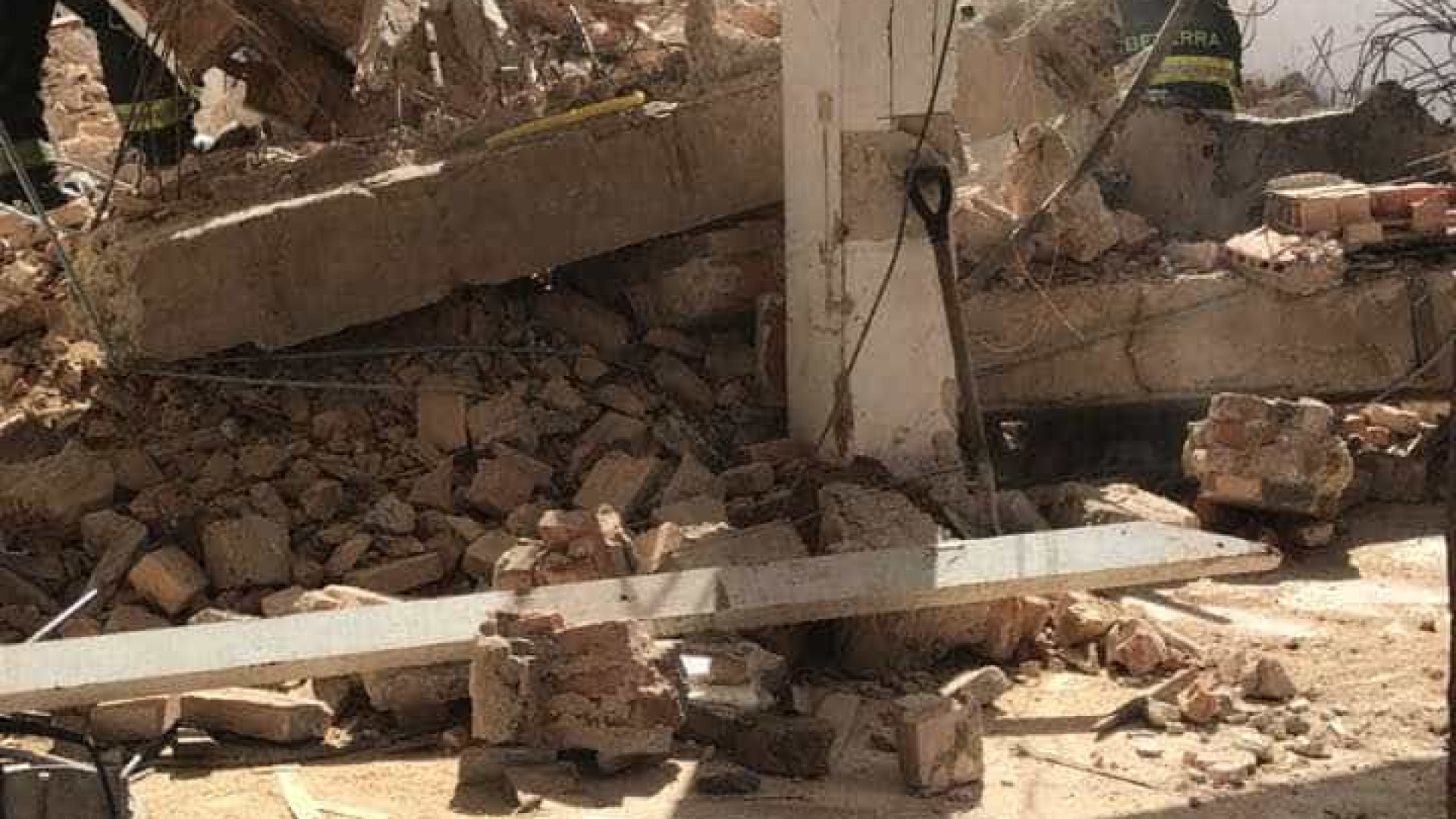 Parte de imóvel em obras desaba em SP; há uma vítima nos escombros