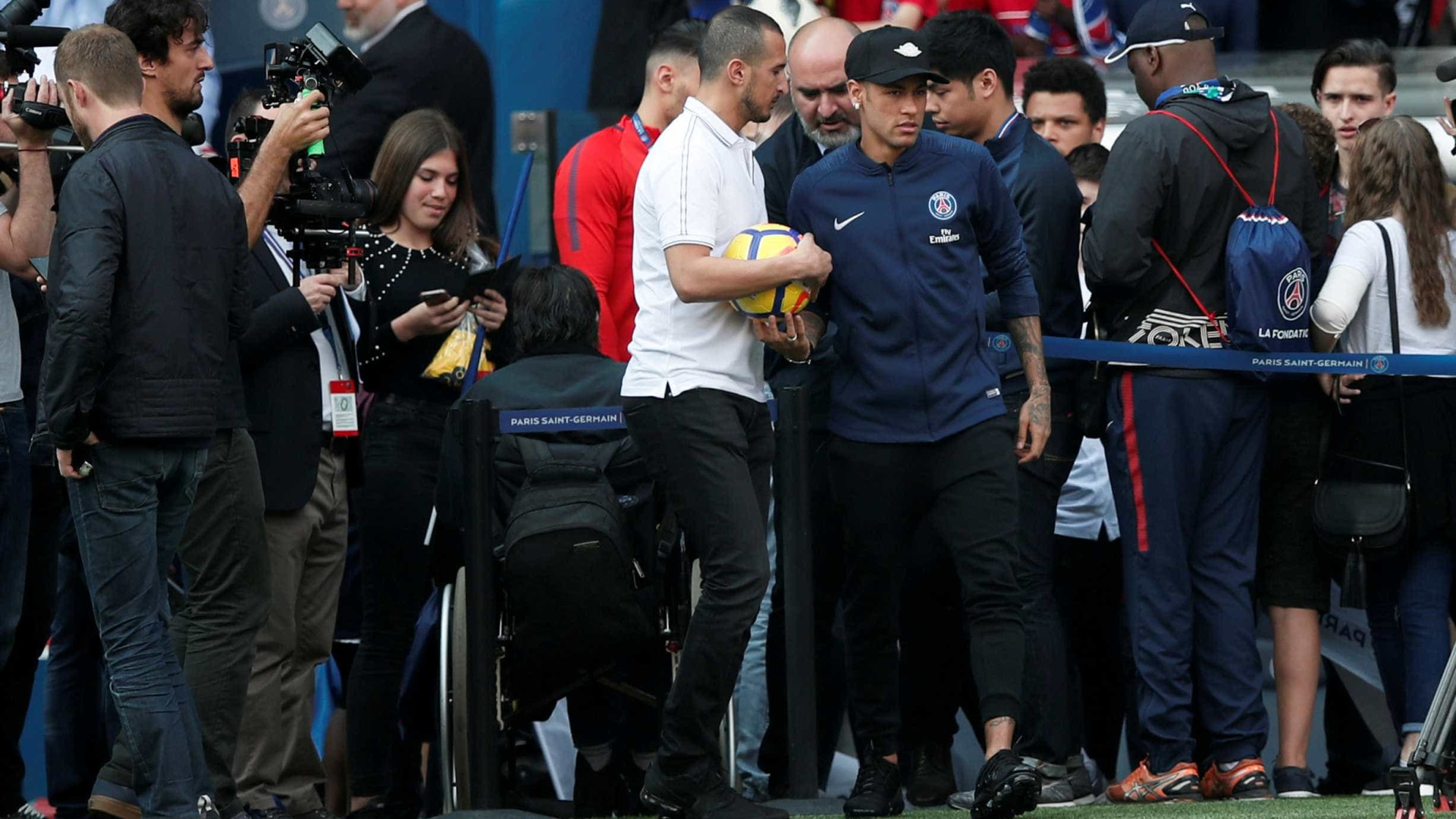 Neymar atende fãs, mas não participa de treino aberto do PSG