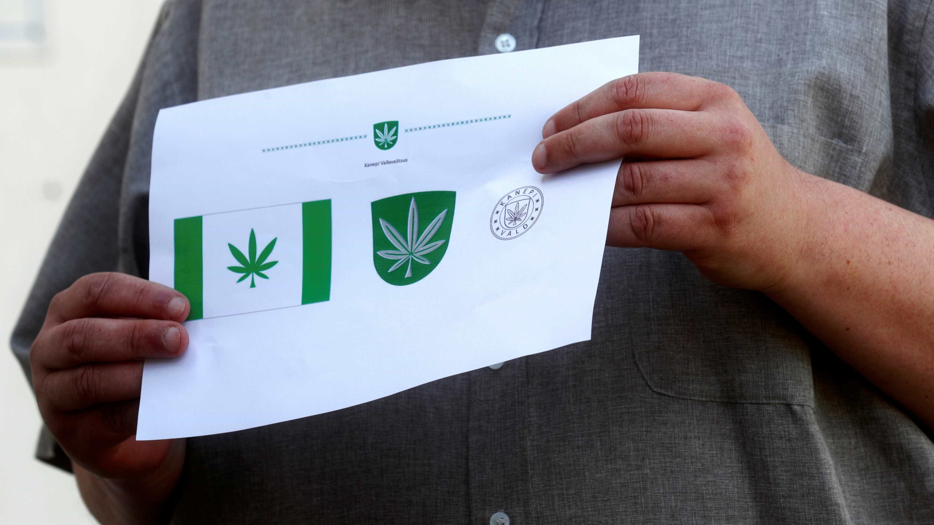Distrito da Estônia aprova nova bandeira com folha de maconha