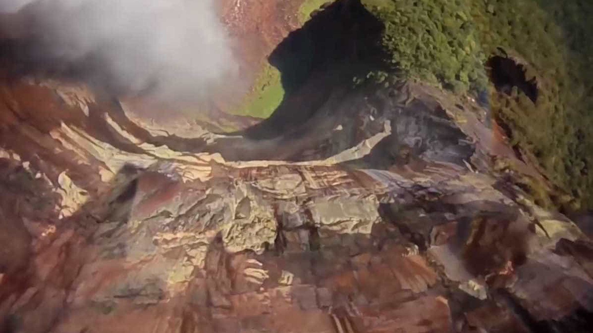 Paraquedistas pulam da maior cascata do mundo na Venezuela