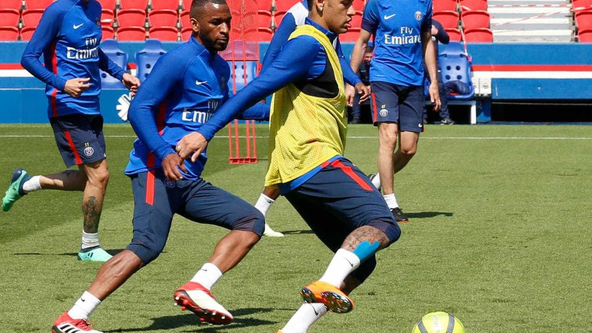 Neymar faz primeiro treino com bola ao lado dos companheiros do PSG