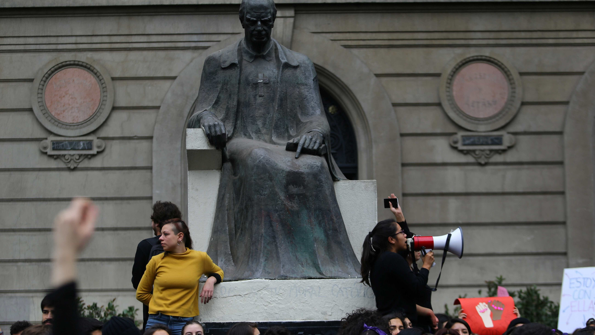 Mulheres dizem 'Não' ao machismo em protesto no Chile