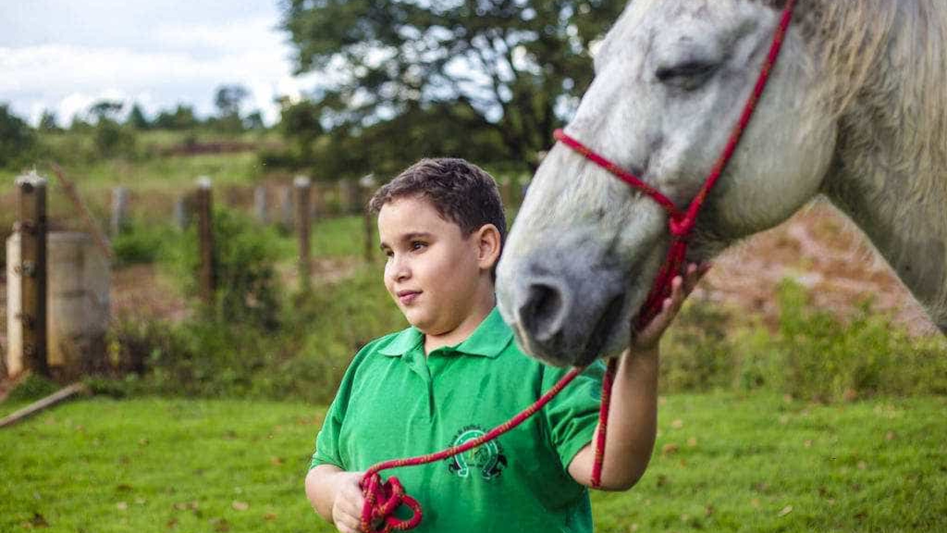 Menino cego compete e treina com cavalo que também não enxerga