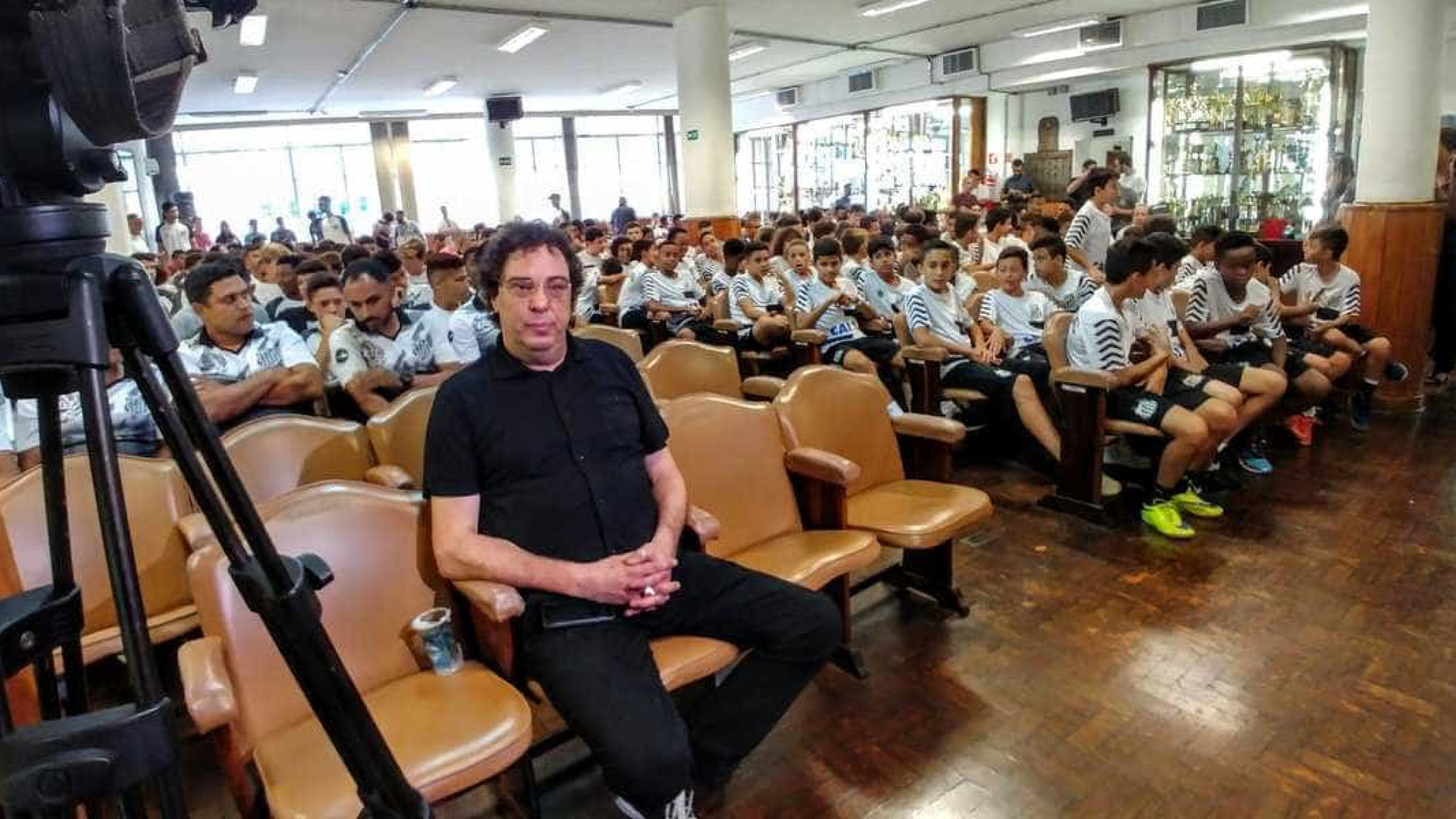 Casagrande palestra na base do Santos sobre prevenção ao uso de drogas