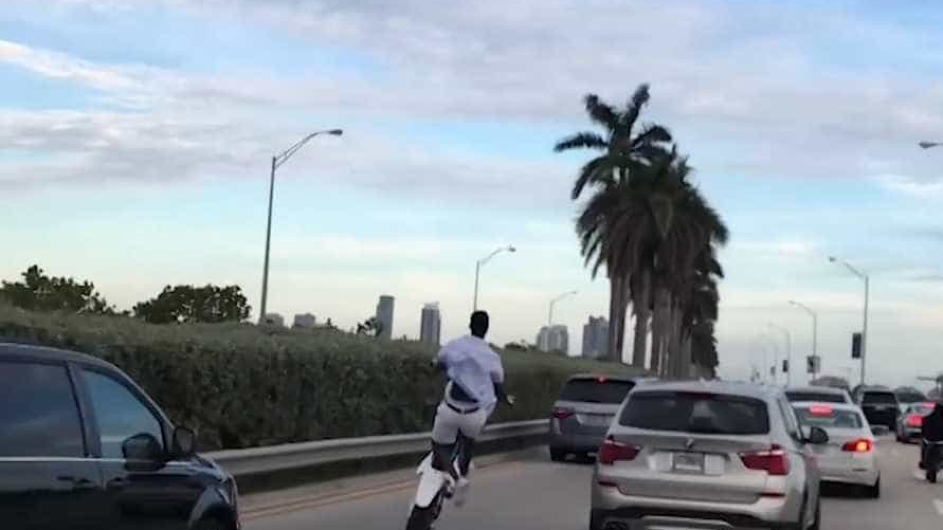 Homem empina a moto para fugir do trânsito em Miami