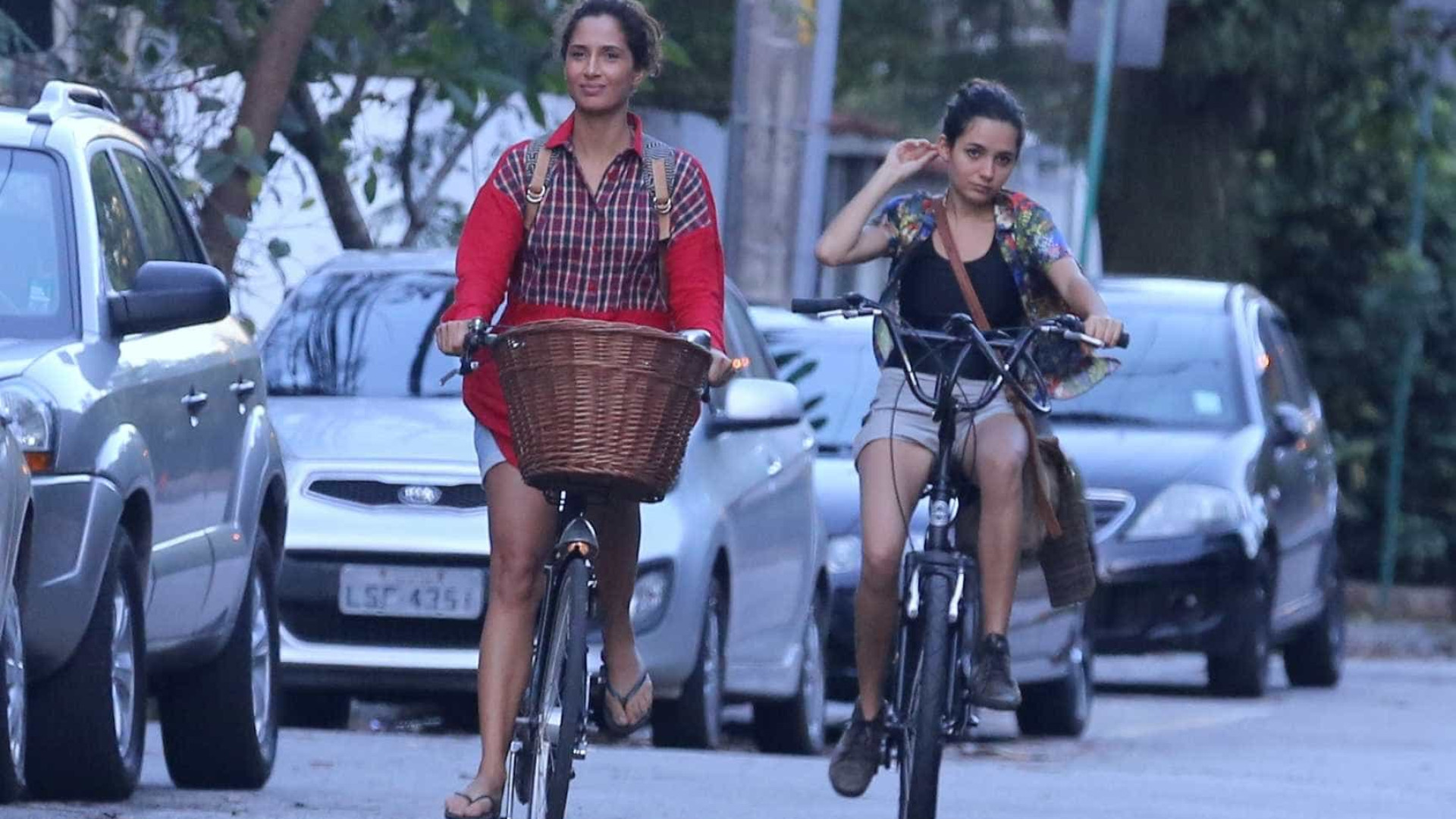 Em rara aparição, filha de Camila Pitanga pedala ao lado da mãe