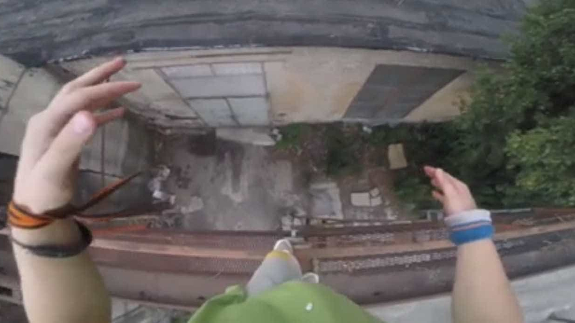 Por um fio: salto quase acaba em tragédia; vídeo