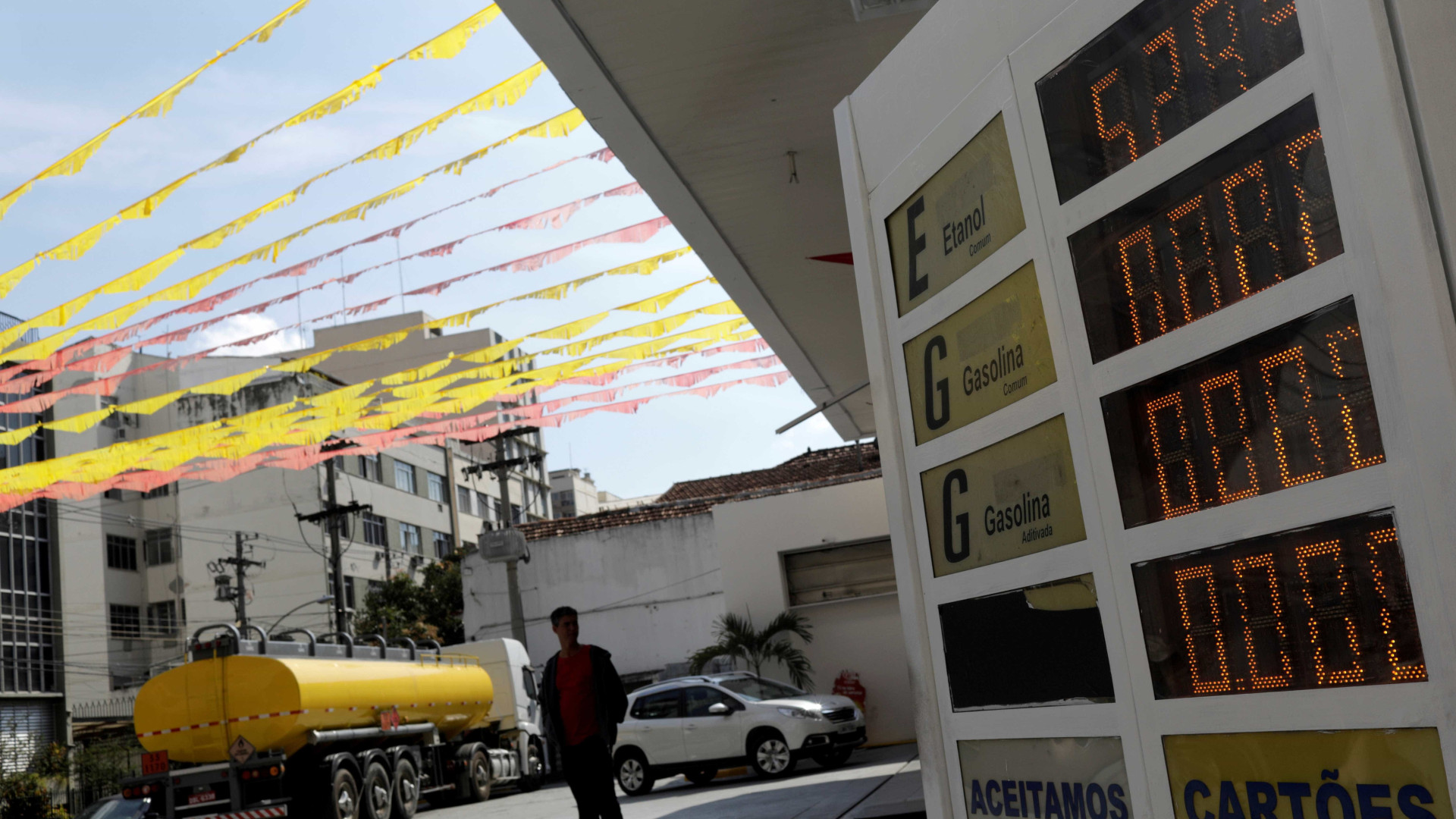 Em crise fiscal, governo do Rio decide baixar imposto sobre diesel