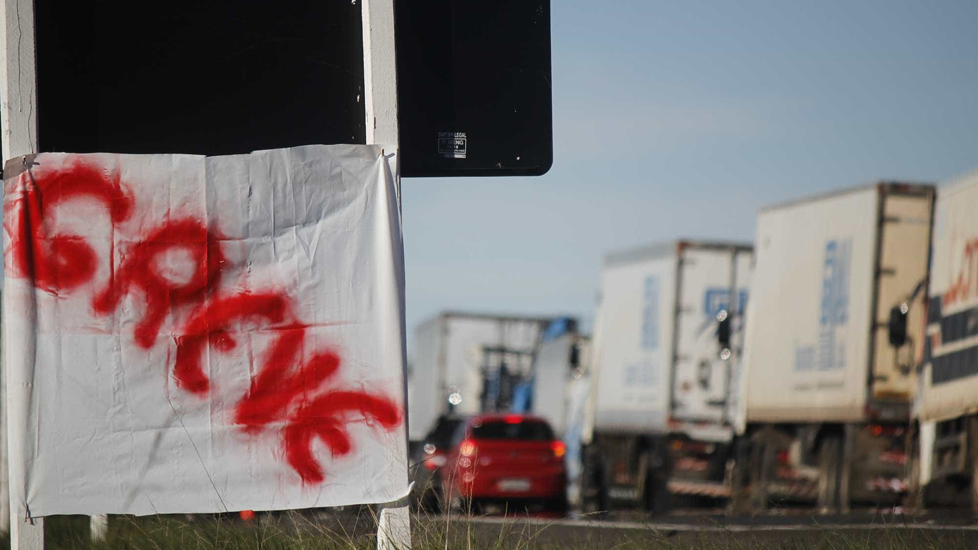 Caminhoneiros mantêm manifestações pelo país pelo 5º dia