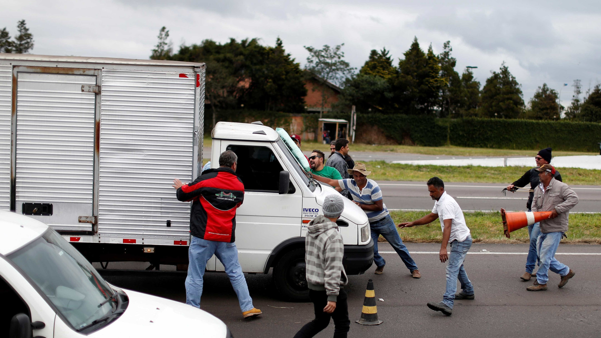 Caminhoneiros dizem que quem furar bloqueios receberão pedradas