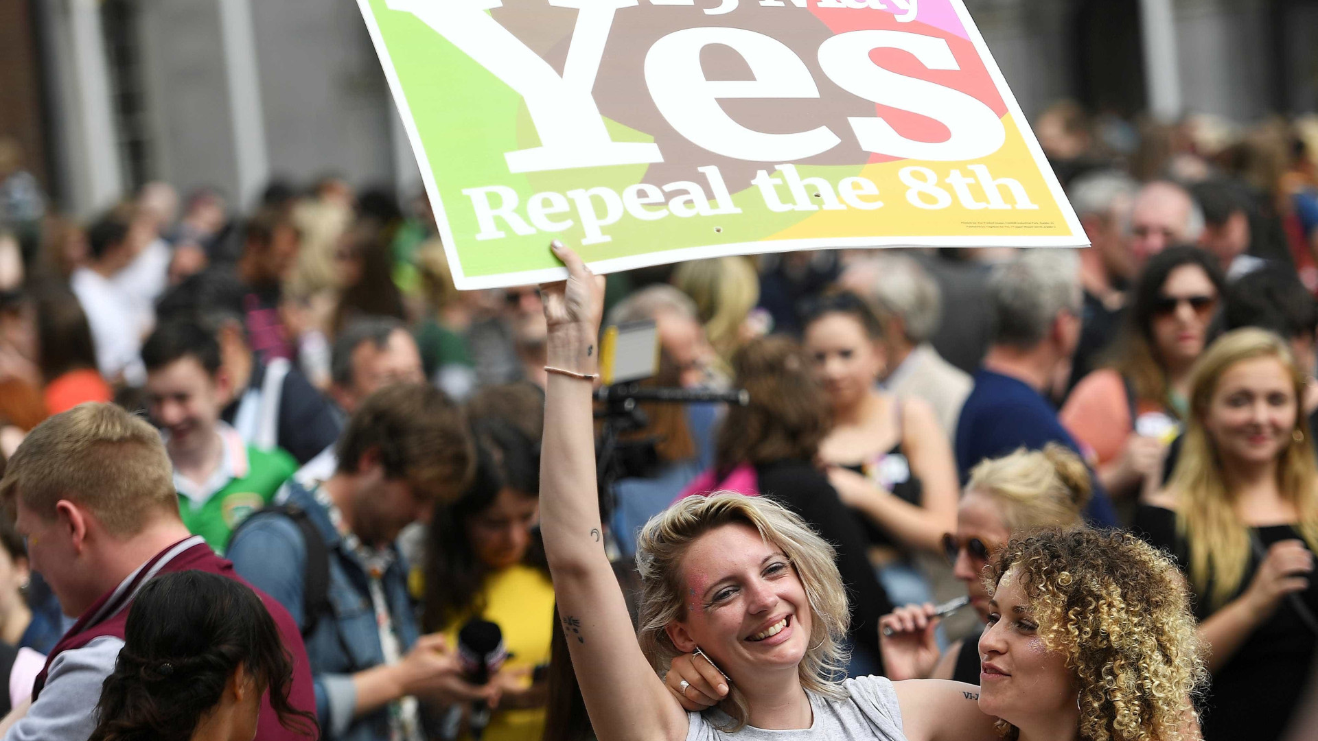 Irlandeses votam por legalizar o aborto em referendo histórico